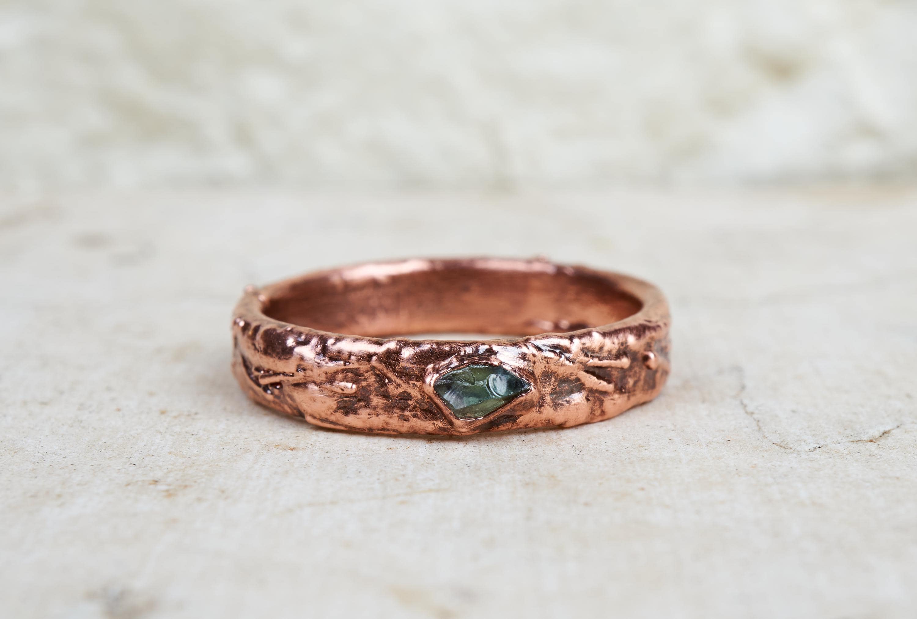 Fedina rustica con zaffiro verde grezzo, Anello uomo con pietra naturale, Fede da matrimonio o fidanzamento alternativo, Regalo per lui.