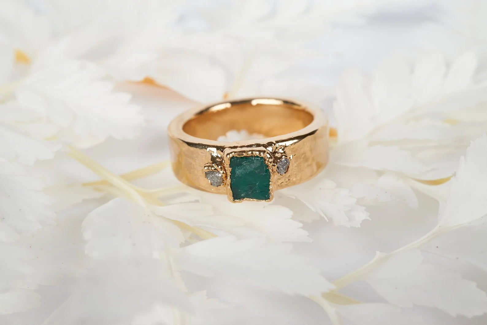 Emerald and diamond band | Soren