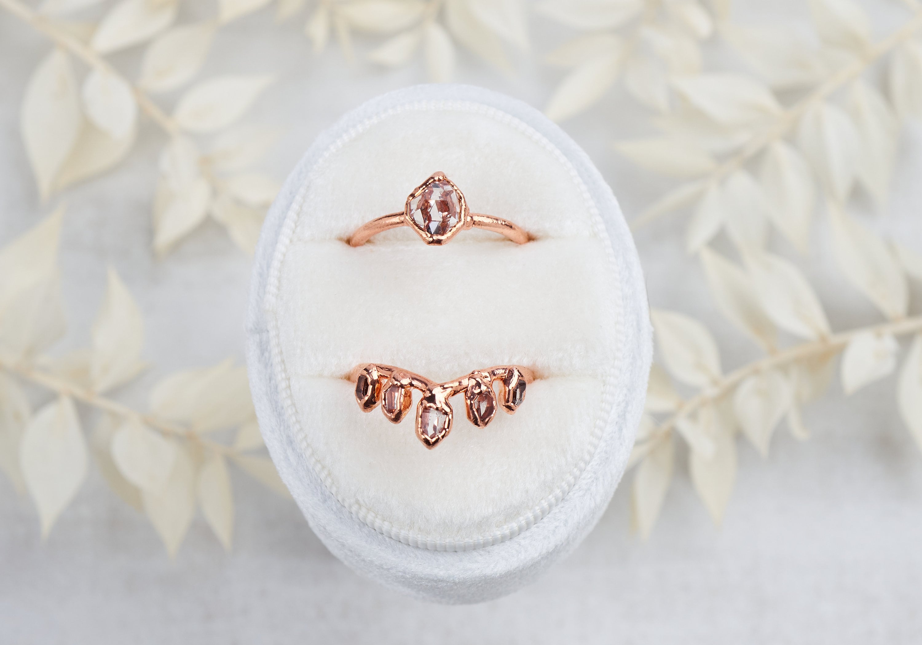 Anello chevron diamanti Herkimer, Fedina curva con pietre grezze, Anello cristallo grezzo, Anello di nozze alternativo boho sovrapponibile