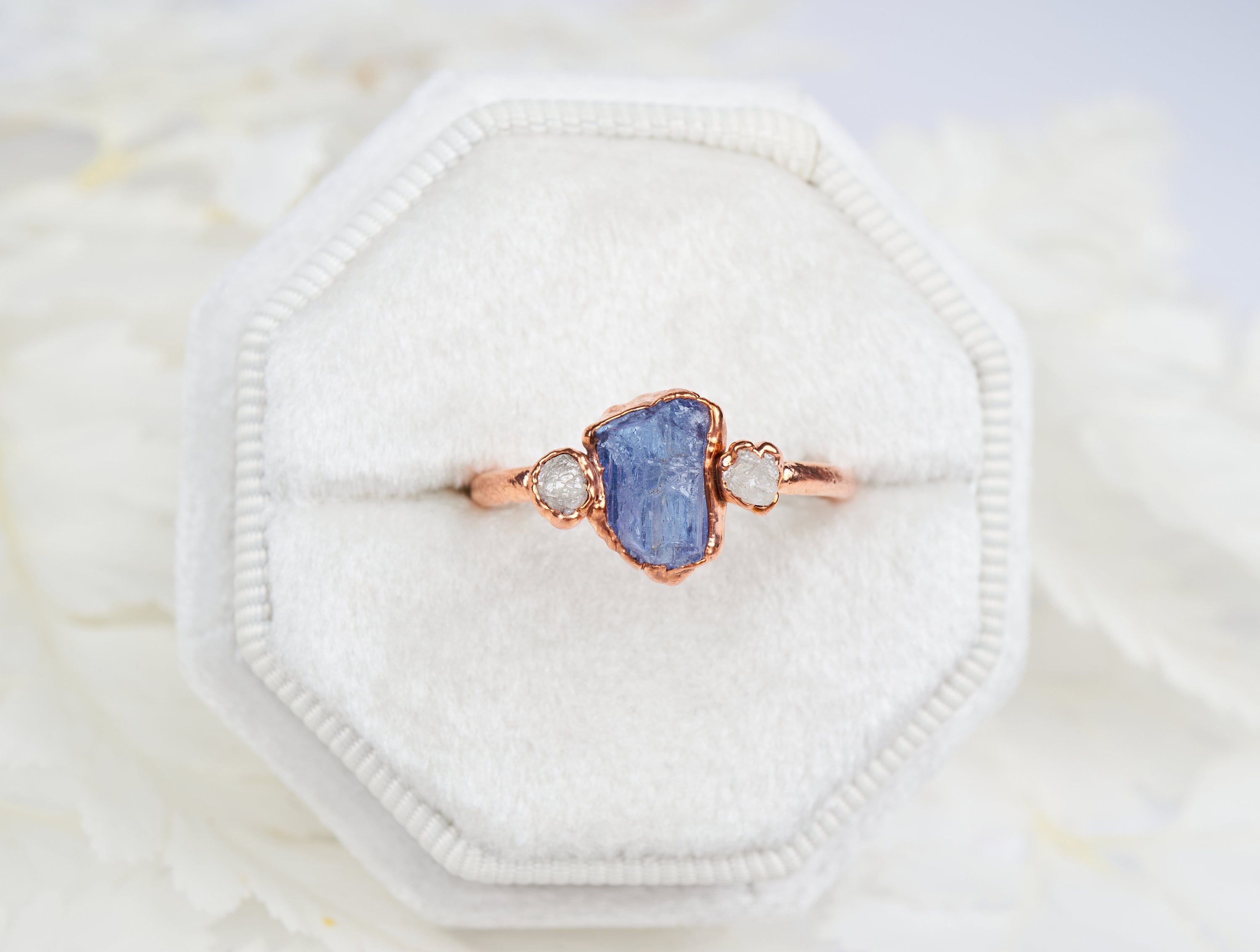 Anello con tanzanite grezza e diamanti, Fidanzamento alternativo, Gioiello rustico in rame elettroformato, unico moderno personalizzato
