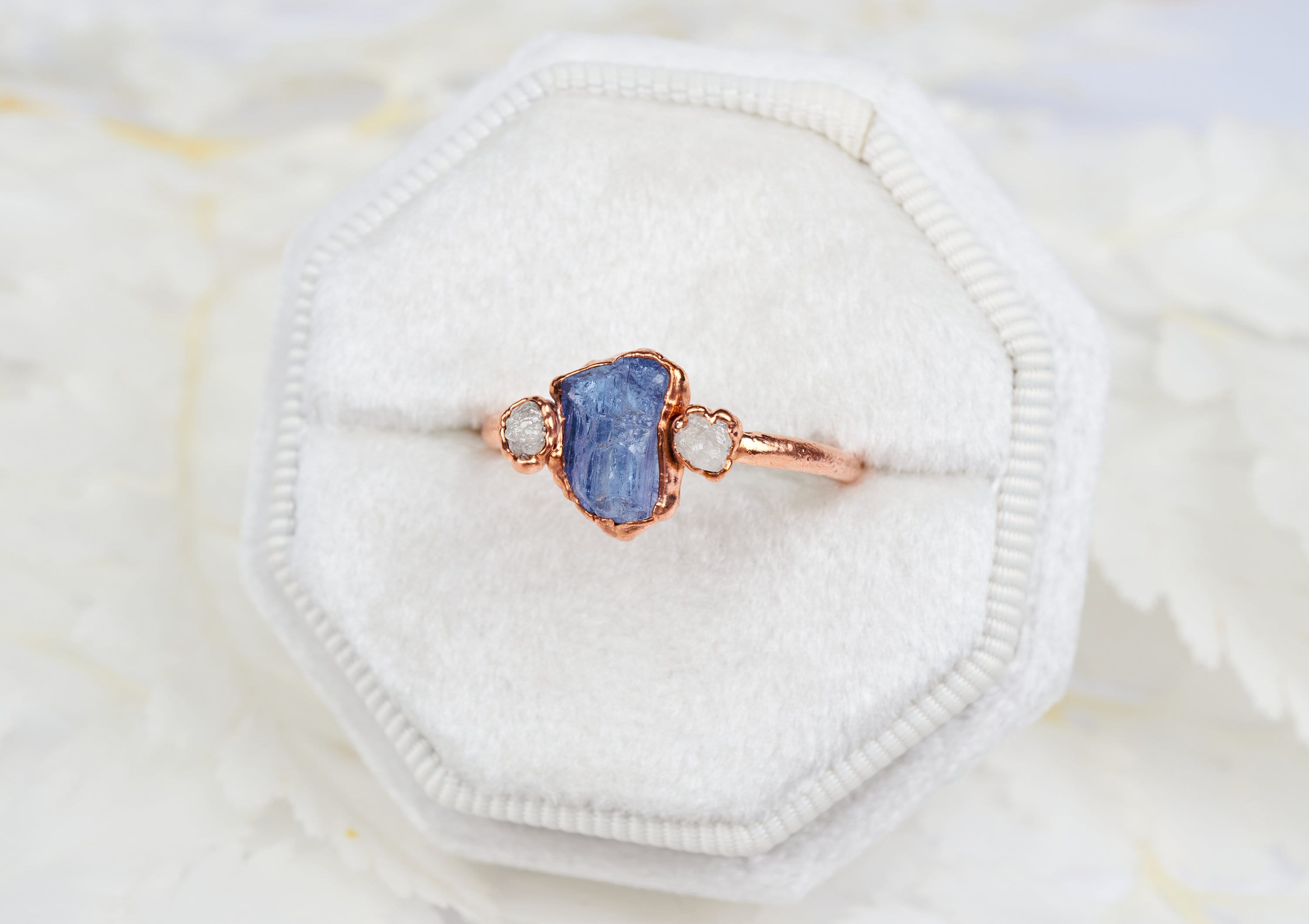 Anello con tanzanite grezza e diamanti, Fidanzamento alternativo, Gioiello rustico in rame elettroformato, unico moderno personalizzato