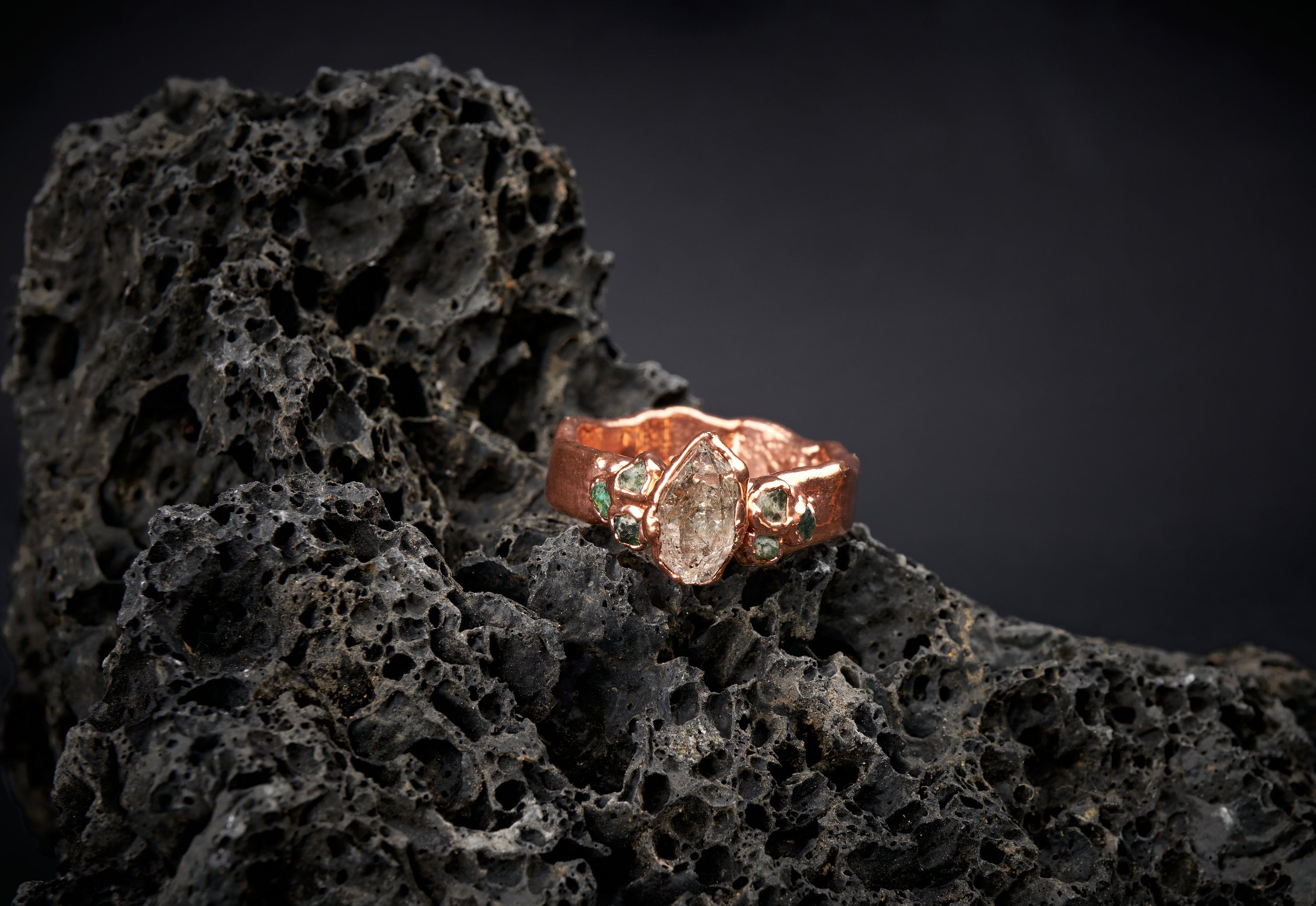 Anello con diamante Herkimer e smeraldi grezzi. Fidanzamento alternativo. Fedina di promessa per lui o lei. Regalo unico con pietre naturali