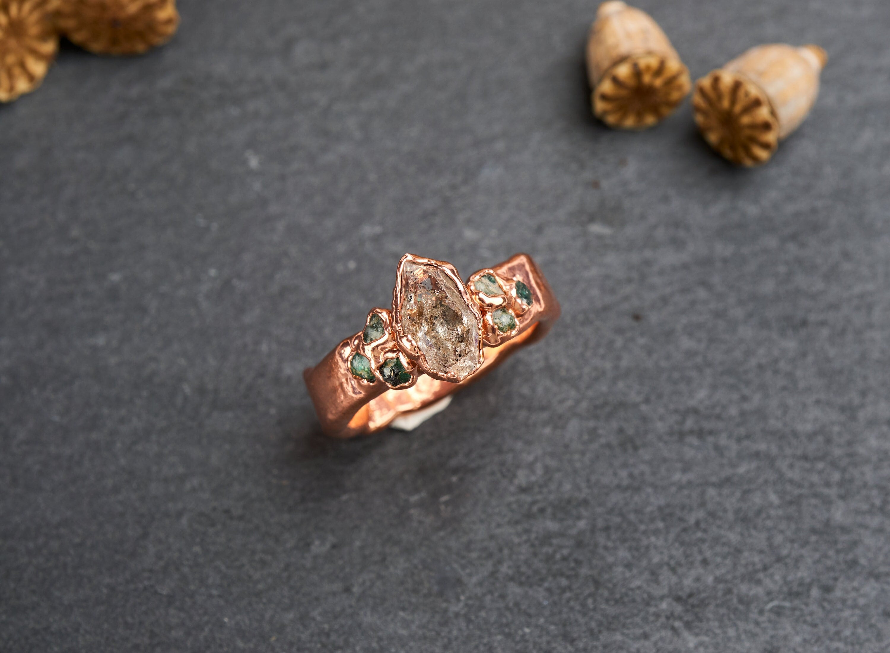 Anello con diamante Herkimer e smeraldi grezzi. Fidanzamento alternativo. Fedina di promessa per lui o lei. Regalo unico con pietre naturali
