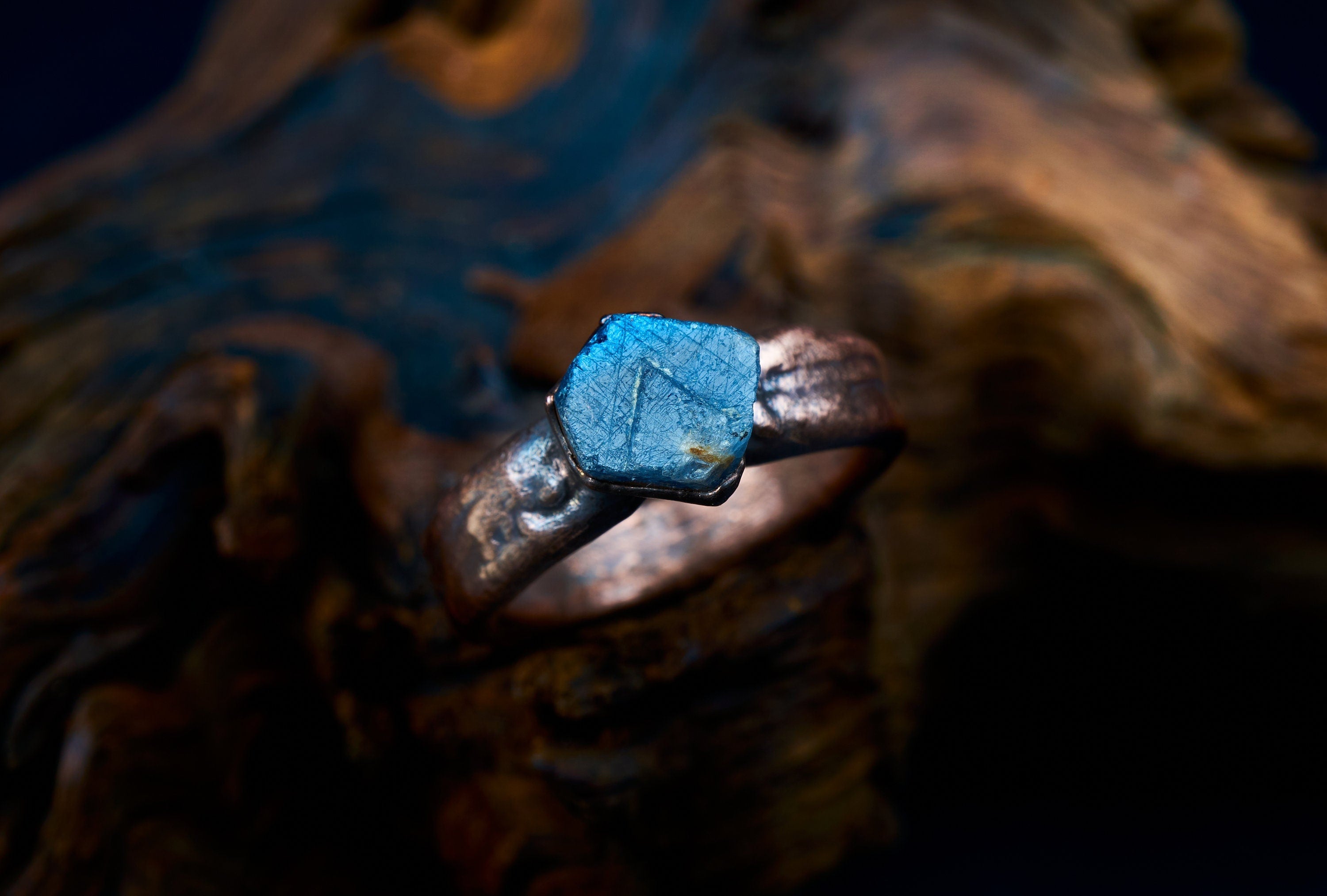 Anello maschile con zaffiro grezzo e banda larga. Gioielli ispirati alla natura. Regalo unico per lui. Rame ossidato, rustico.