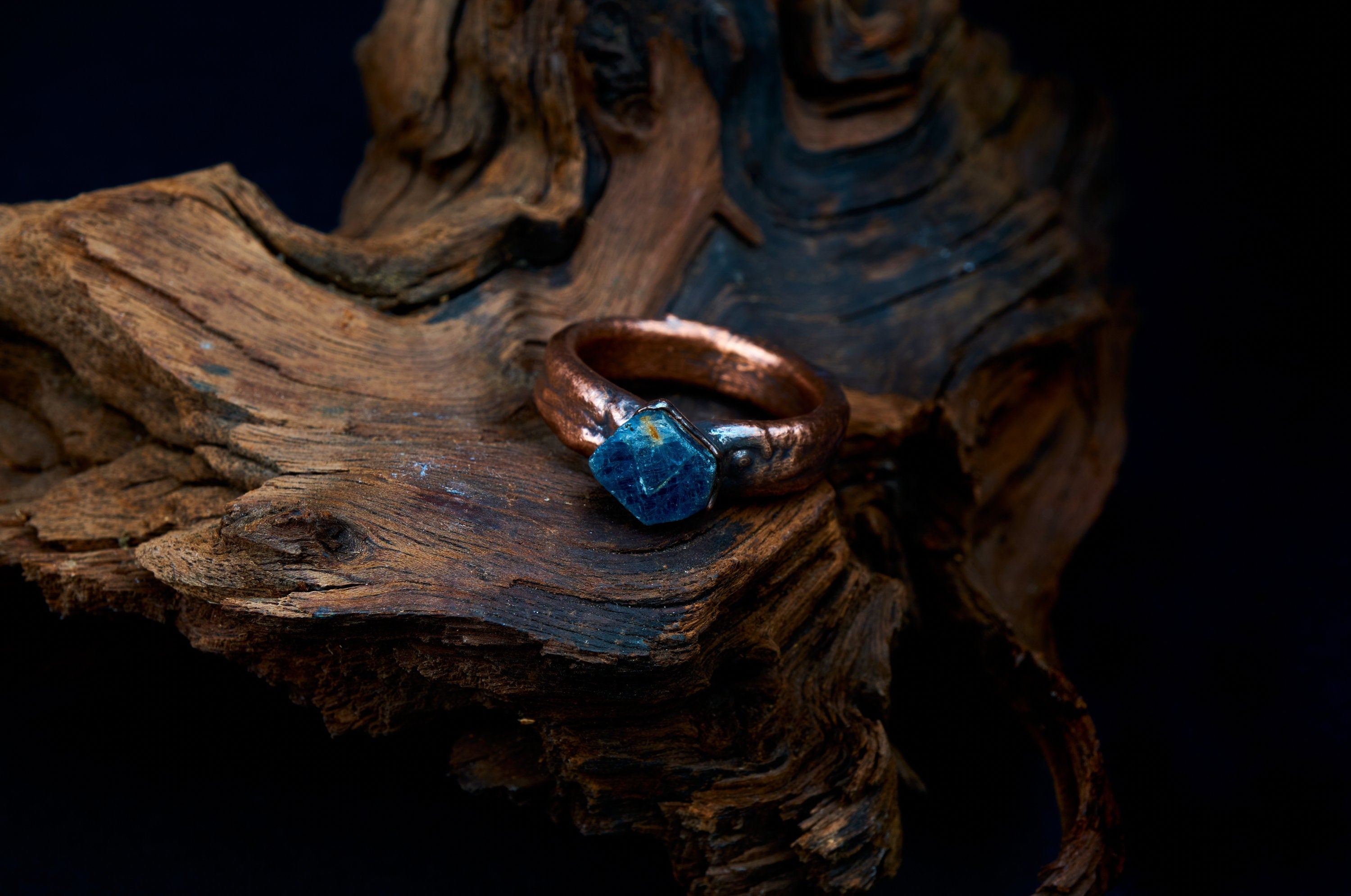 Anello maschile con zaffiro grezzo e banda larga. Gioielli ispirati alla natura. Regalo unico per lui. Rame ossidato, rustico.
