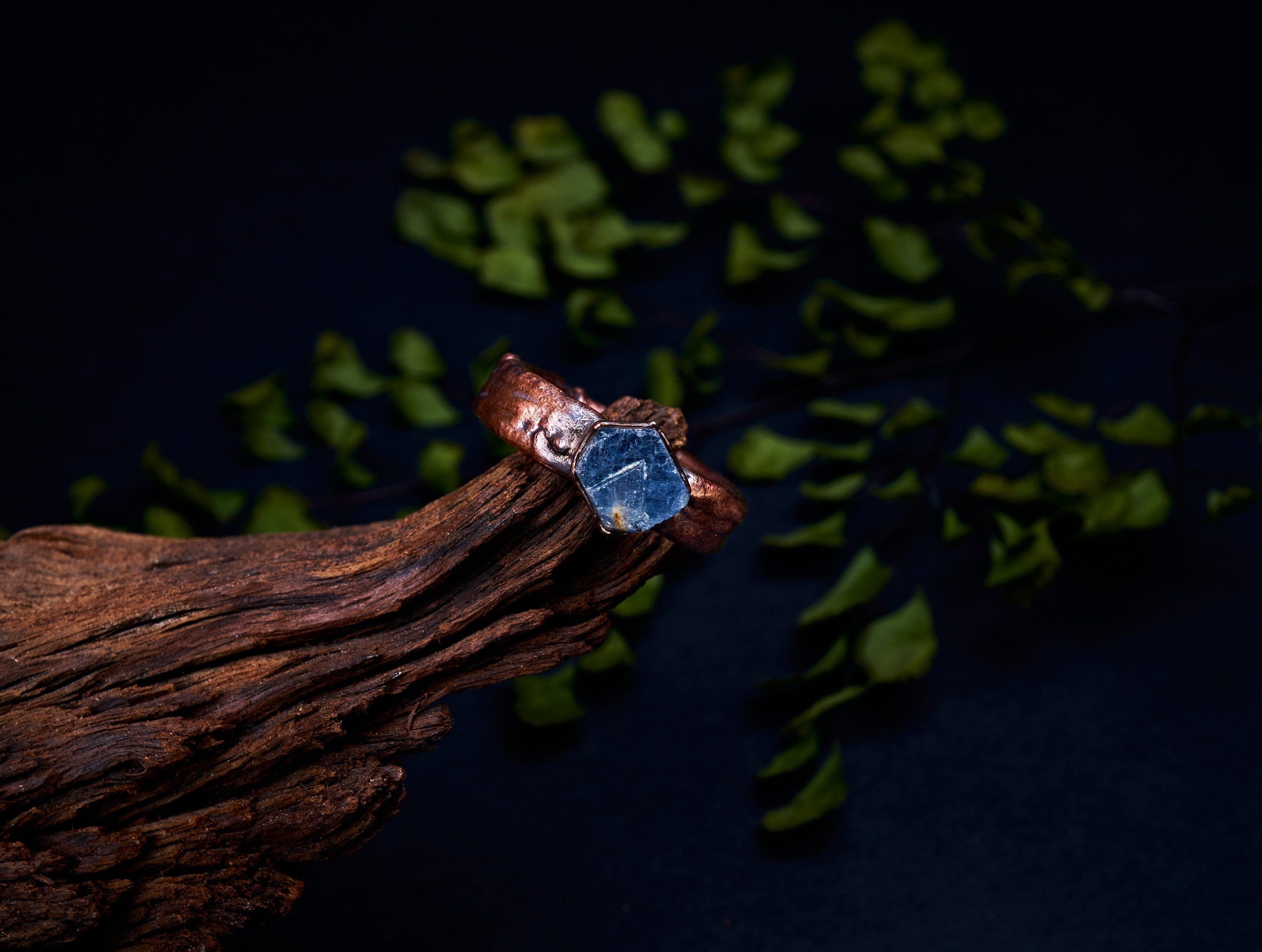 Anello maschile con zaffiro grezzo e banda larga. Gioielli ispirati alla natura. Regalo unico per lui. Rame ossidato, rustico.