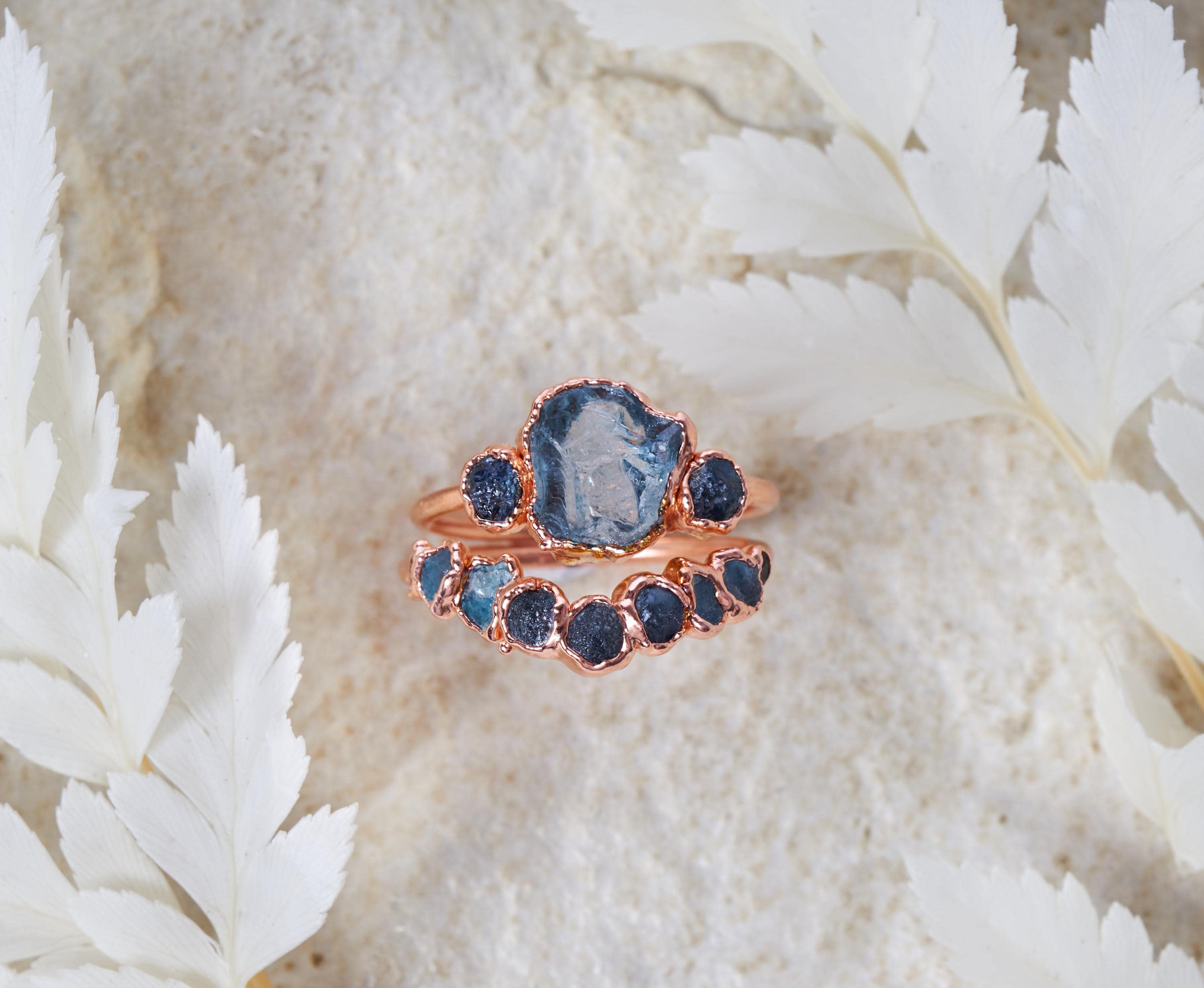 Anello acquamarina grezza e zaffiri del Montana, idea per fidanzamento alternativo, gioielli con pietre naturali blu, regalo unico per lei
