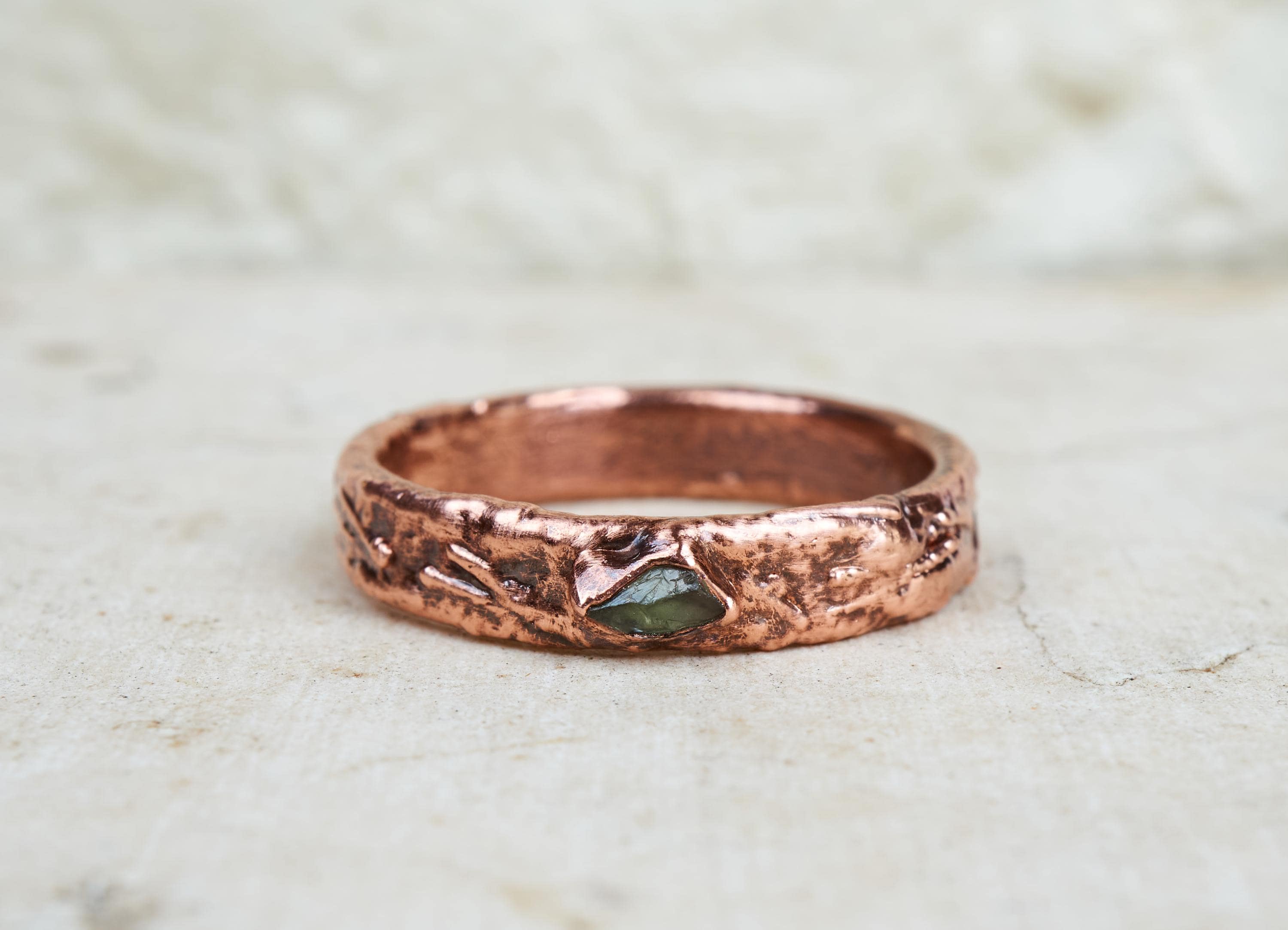 Fedina rustica con zaffiro verde grezzo, Anello uomo con pietra naturale, Fede da matrimonio o fidanzamento alternativo, Regalo per lui.