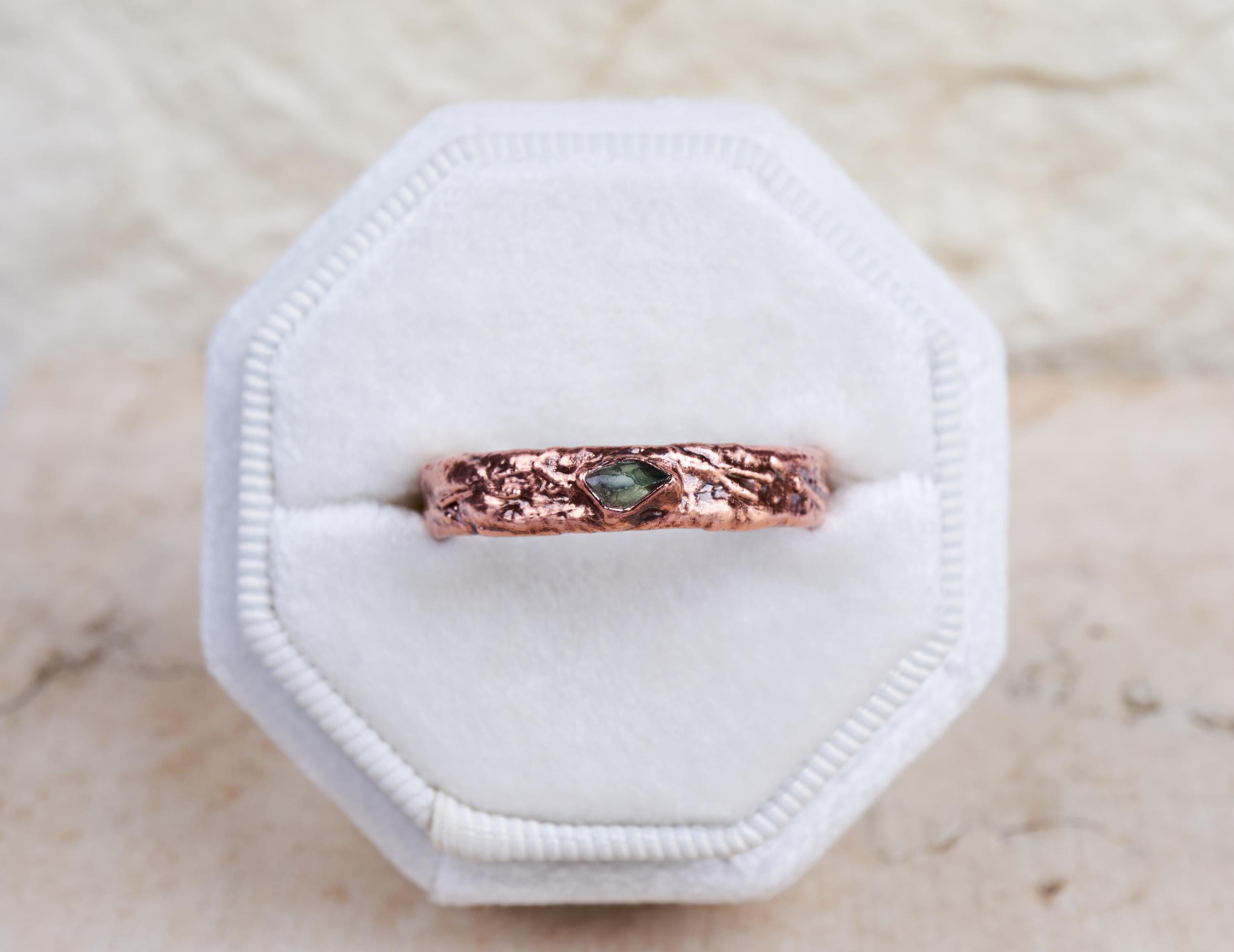 Fedina rustica con zaffiro verde grezzo, Anello uomo con pietra naturale, Fede da matrimonio o fidanzamento alternativo, Regalo per lui.