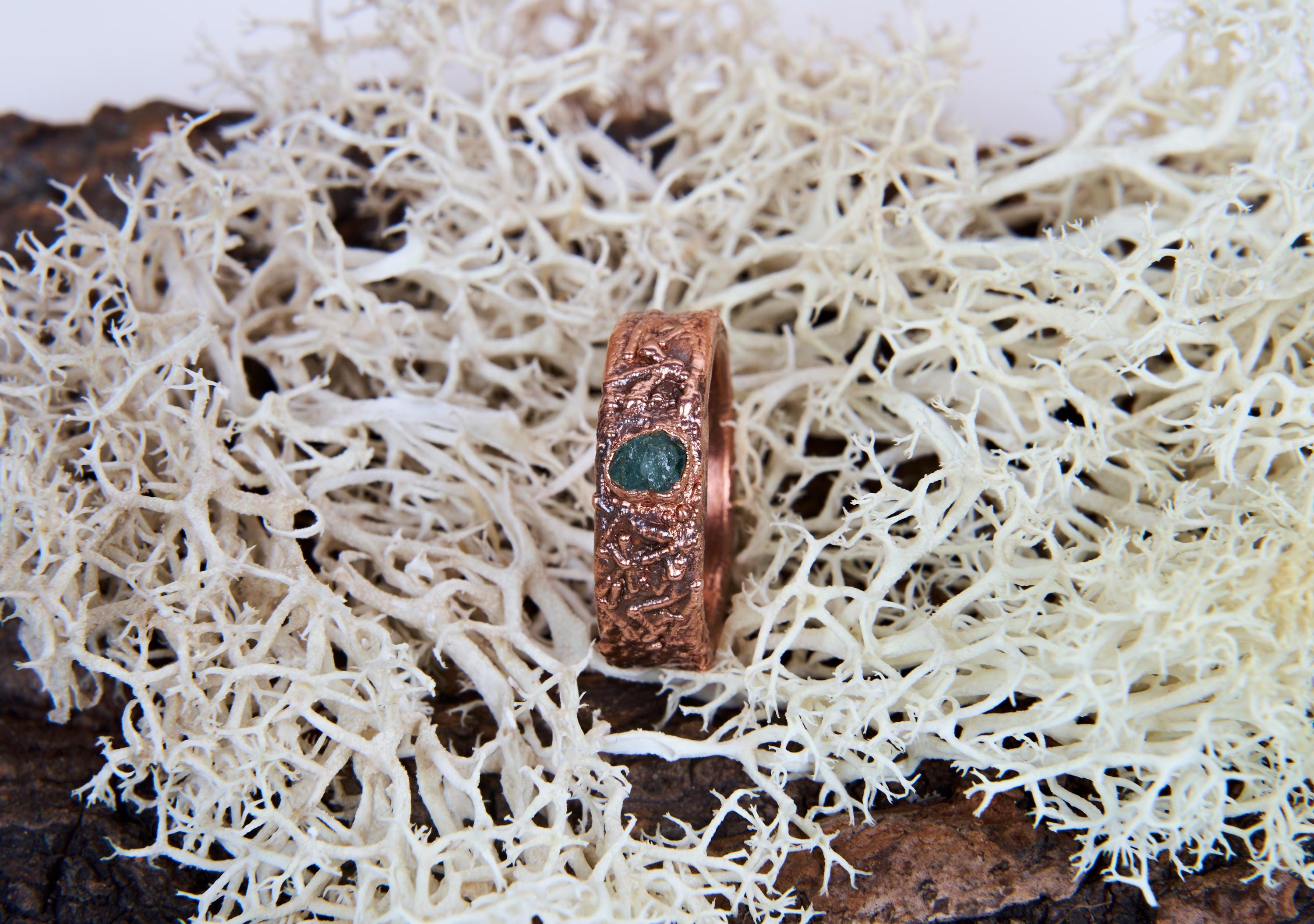 Fedina rustica con smeraldo grezzo, Anello uomo con pietra naturale, Fede da matrimonio o fidanzamento alternativo, Regalo per lui.
