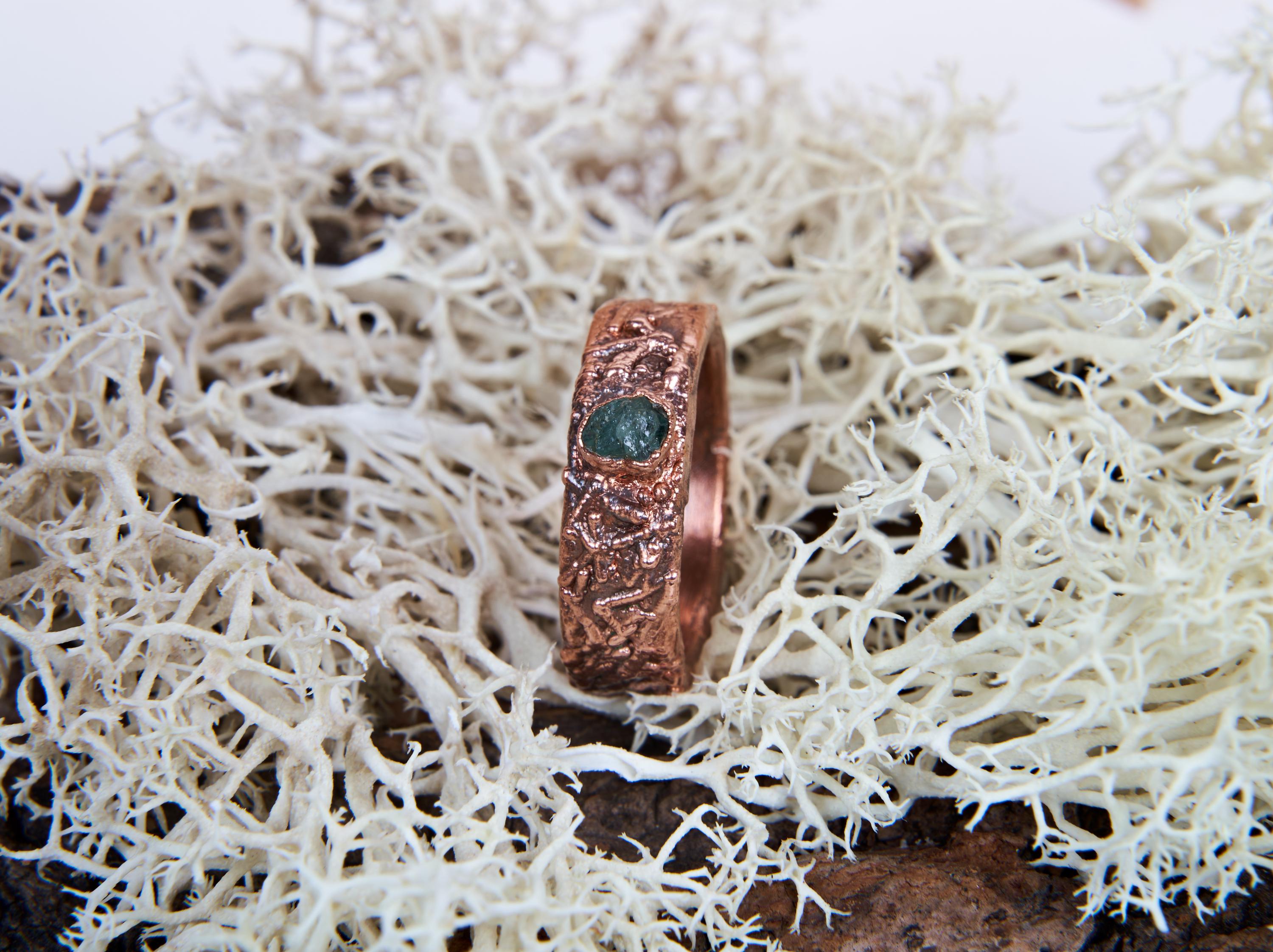 Fedina rustica con smeraldo grezzo, Anello uomo con pietra naturale, Fede da matrimonio o fidanzamento alternativo, Regalo per lui.