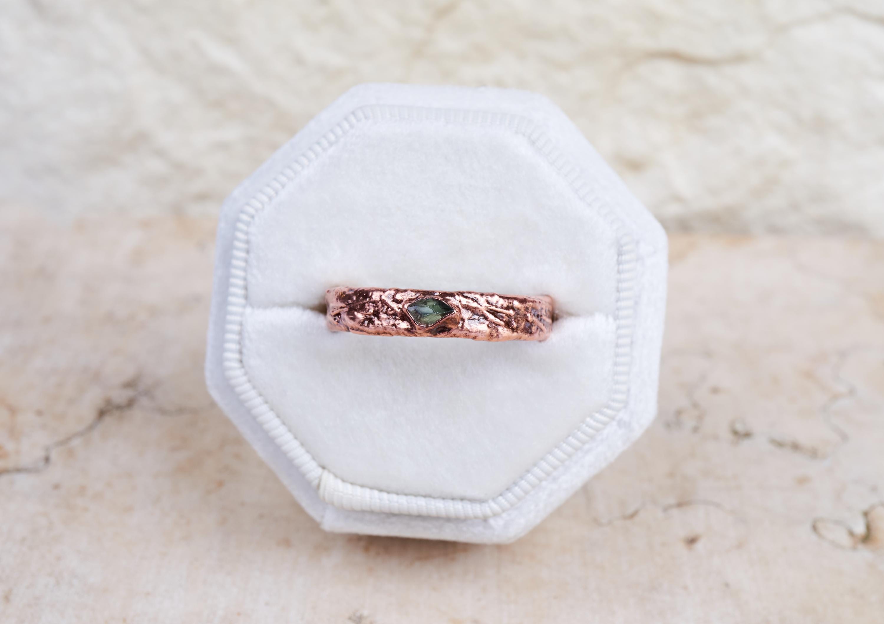 Fedina rustica con zaffiro verde grezzo, Anello uomo con pietra naturale, Fede da matrimonio o fidanzamento alternativo, Regalo per lui.