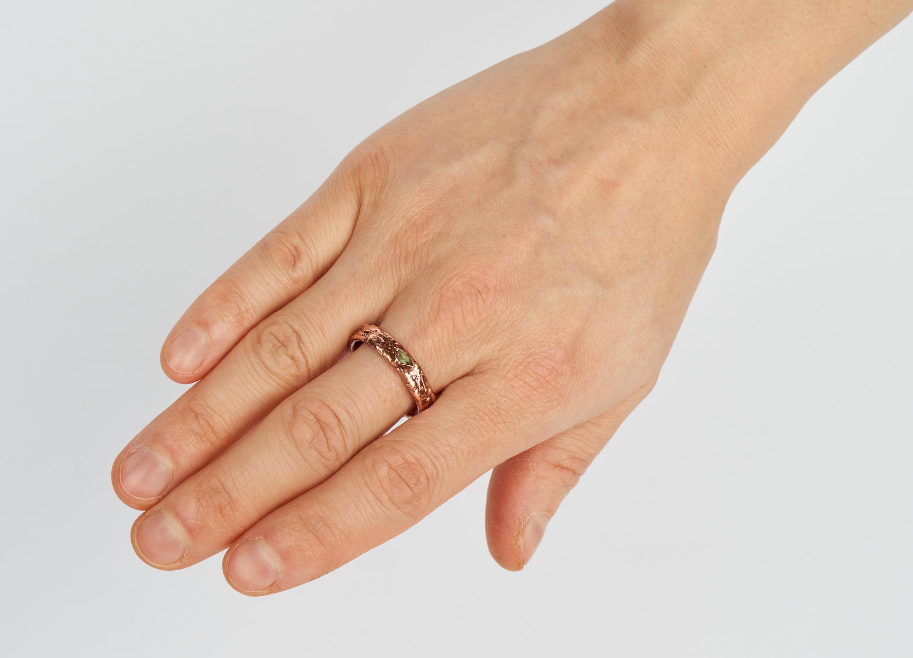 Fedina rustica con zaffiro verde grezzo, Anello uomo con pietra naturale, Fede da matrimonio o fidanzamento alternativo, Regalo per lui.