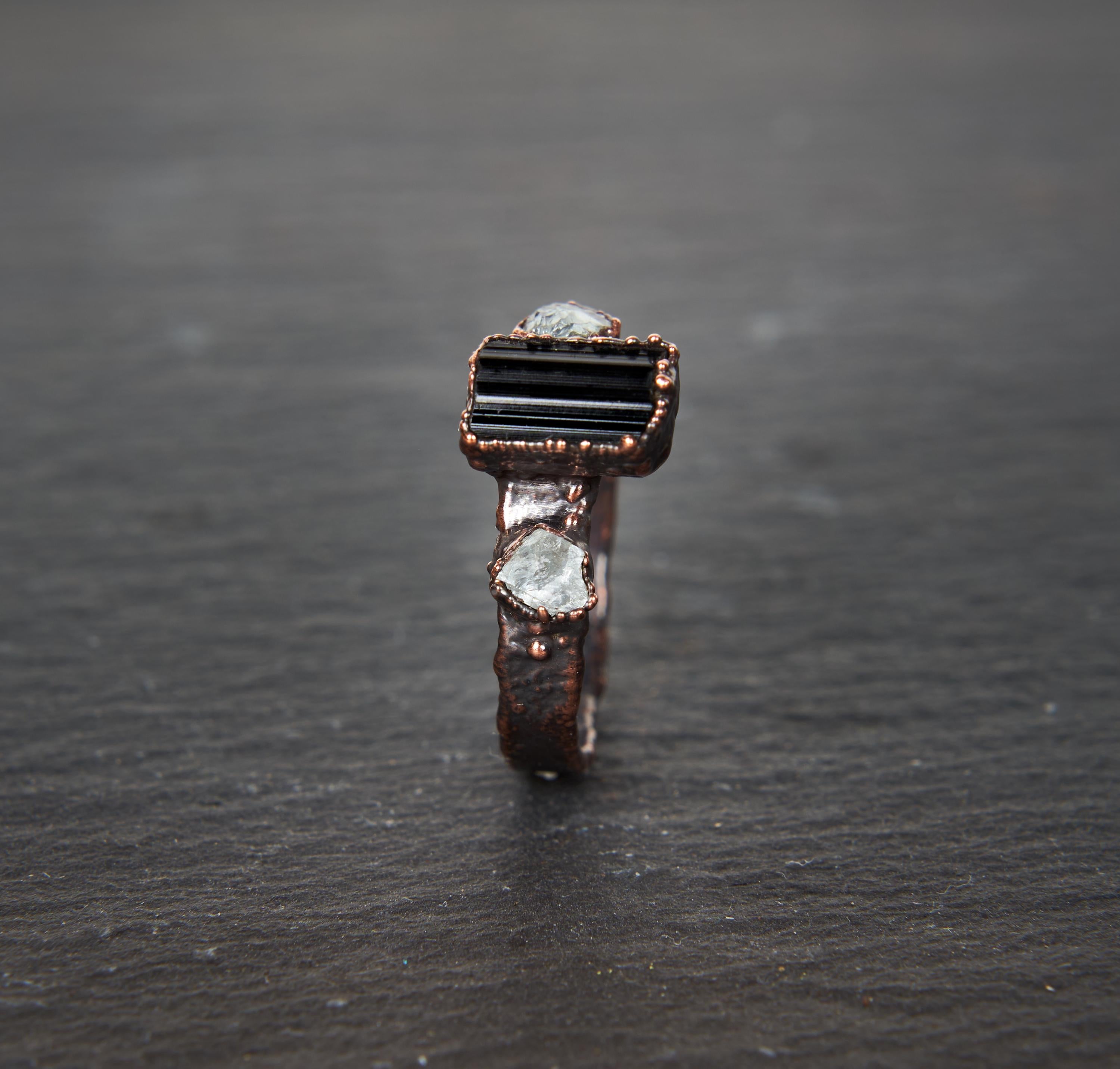 Anello maschile con tormalina nera e acquamarina grezze. Gioielli ispirati alla natura. Regalo unico per lui. Rame ossidato, rustico.