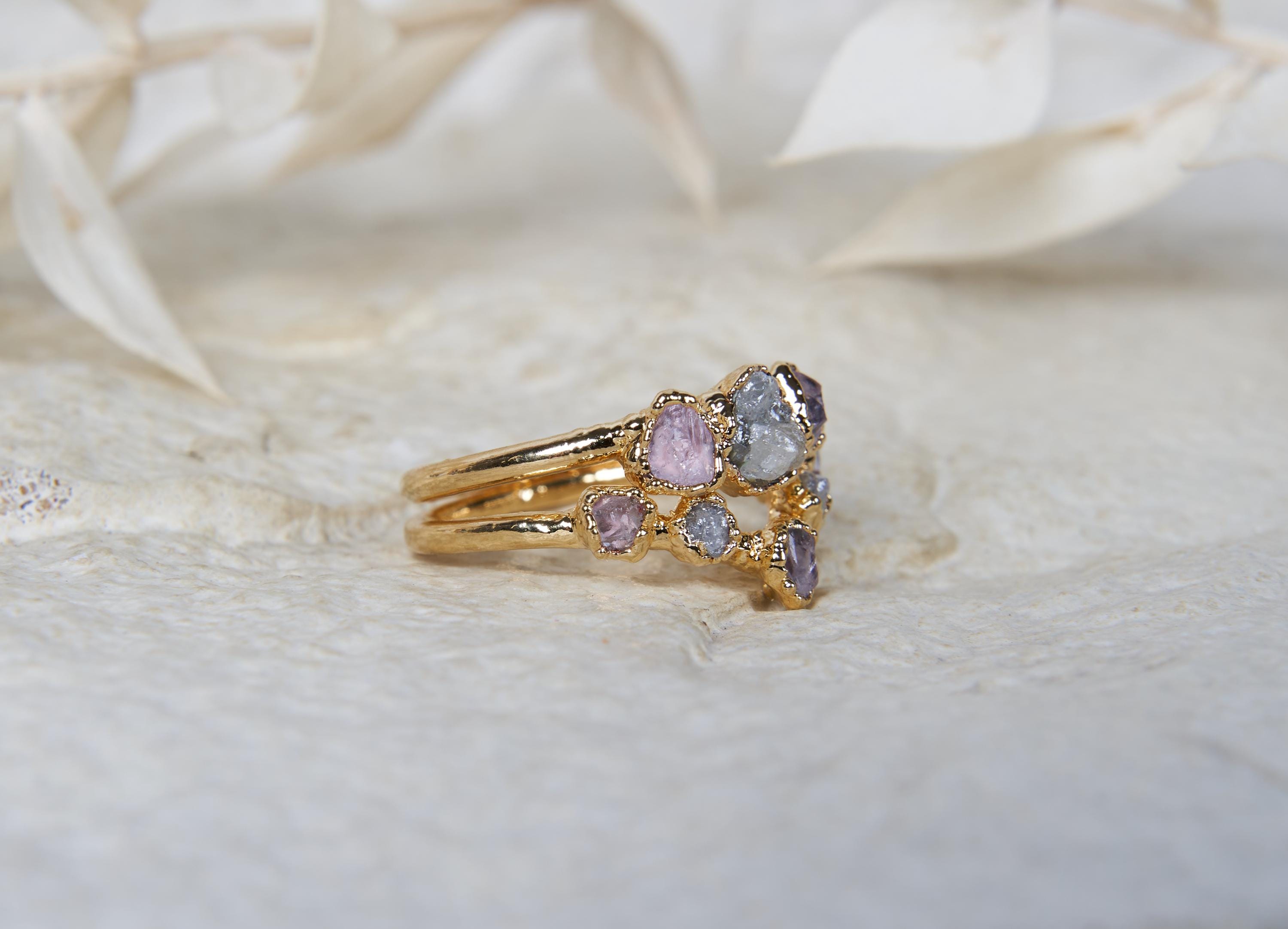 Anello con quarzo rosa e diamanti grezzi, Gioielli con pietre e cristalli naturali, Set di fidanzamento rustico organico boho personalizzato