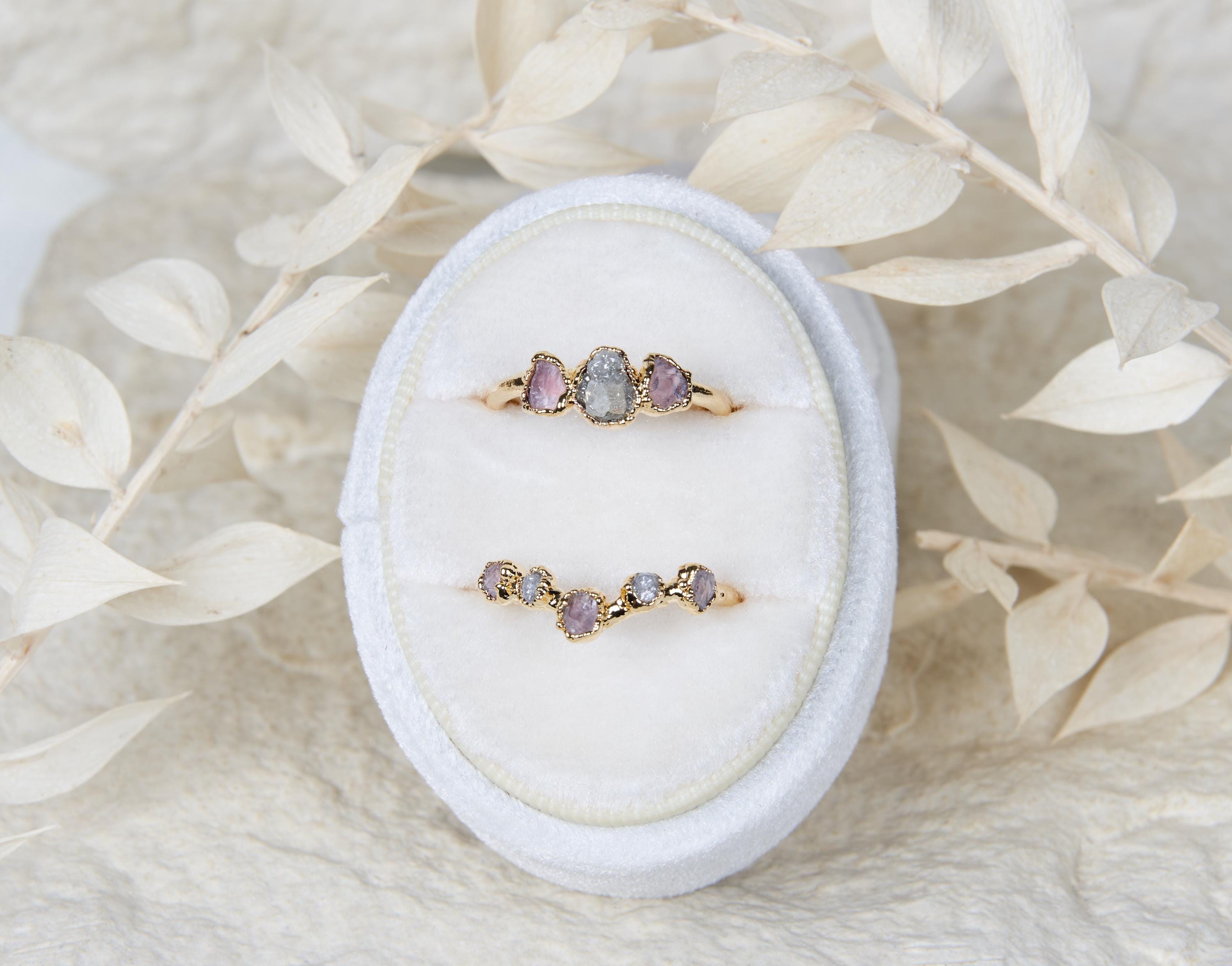 Anello con quarzo rosa e diamanti grezzi, Gioielli con pietre e cristalli naturali, Set di fidanzamento rustico organico boho personalizzato