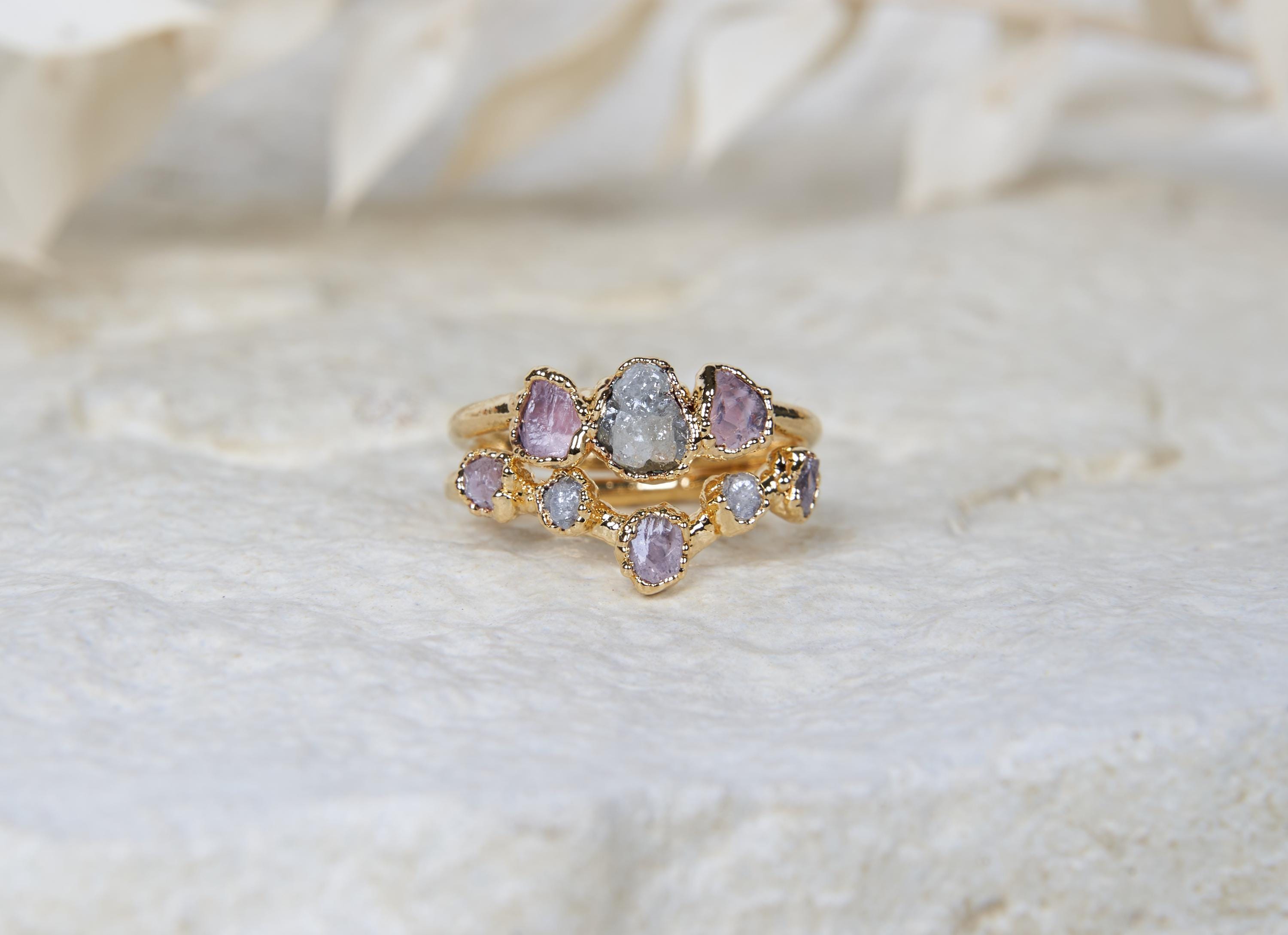 Anello con quarzo rosa e diamanti grezzi, Gioielli con pietre e cristalli naturali, Set di fidanzamento rustico organico boho personalizzato