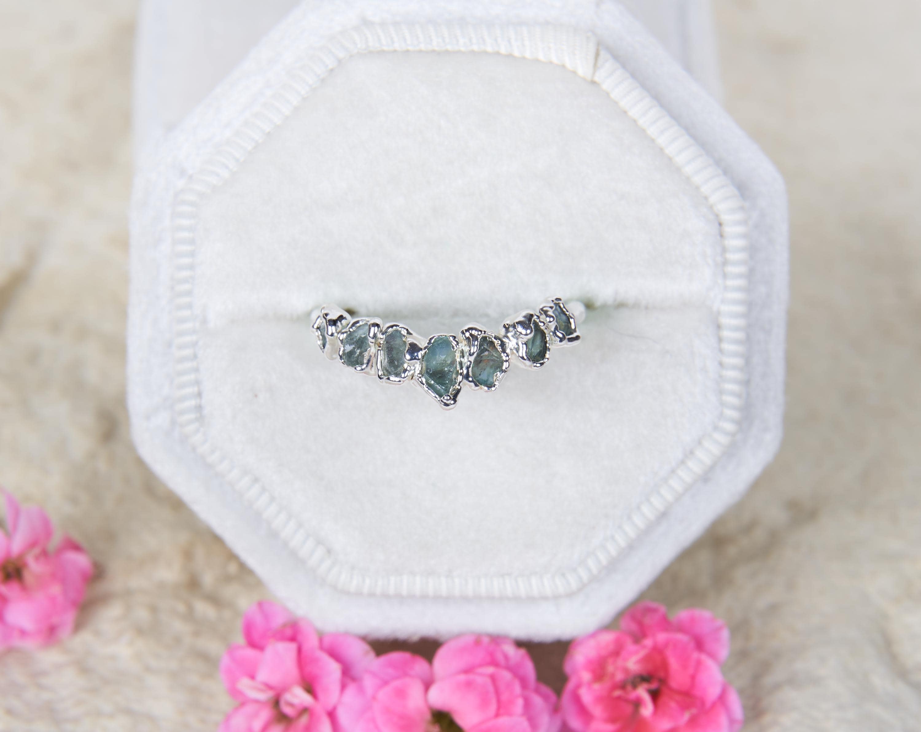Anello a V Chevron con Acquamarina Grezza, Anello Organico Impilabile, Gioiello Artigianale, Fedina curva con pietre naturali, Regalo unico