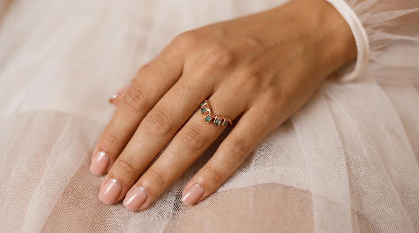 Anello smeraldo grezzo chevron, anello pietra grezza a V, anello di fidanzamento alternativo, anello cristallo naturale verde boho rustico
