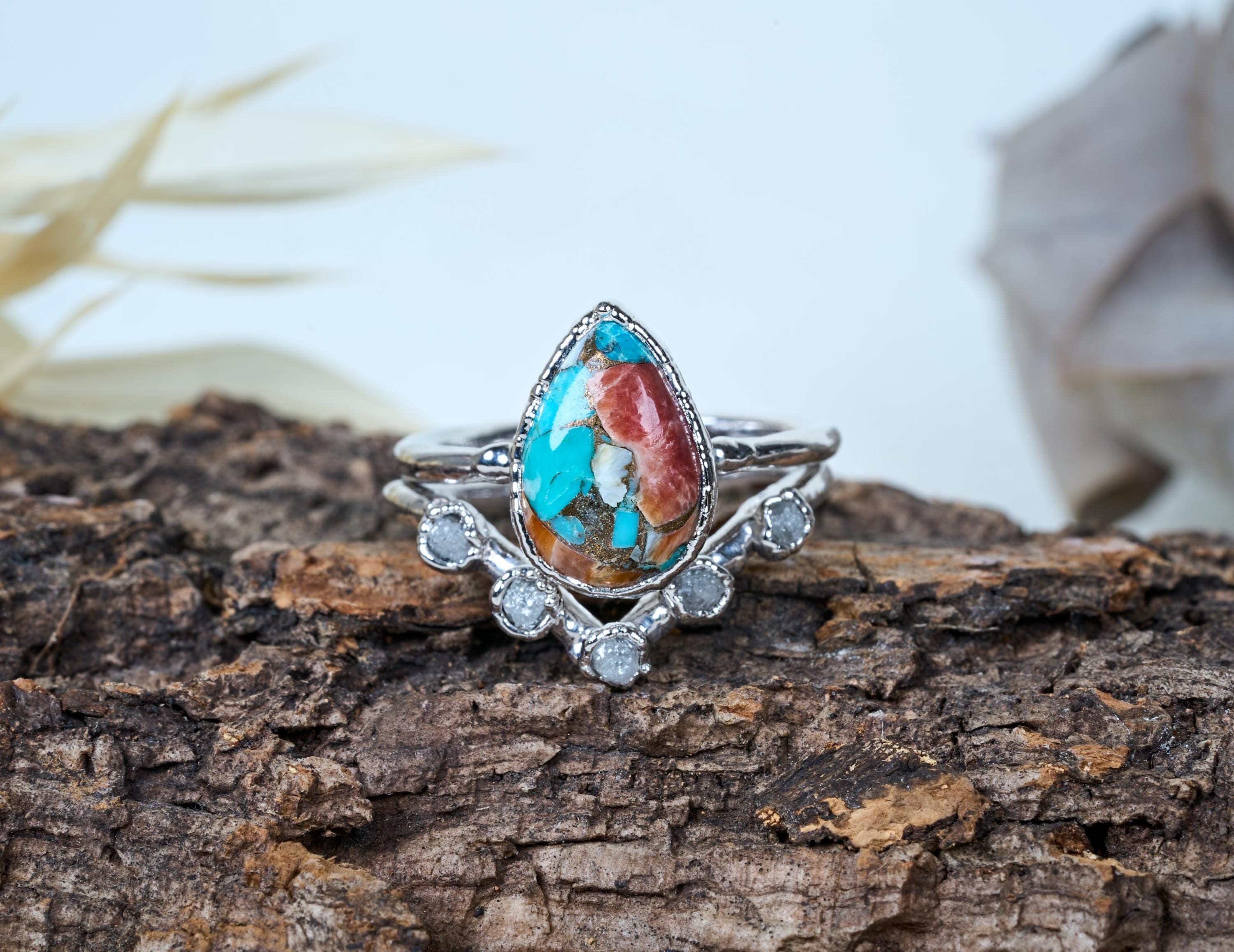 Set di anelli con Turchese Spiny Oyster e Rame – chevron V con diamanti grezzi, personalizzabile, fidanzamento alternativo boho
