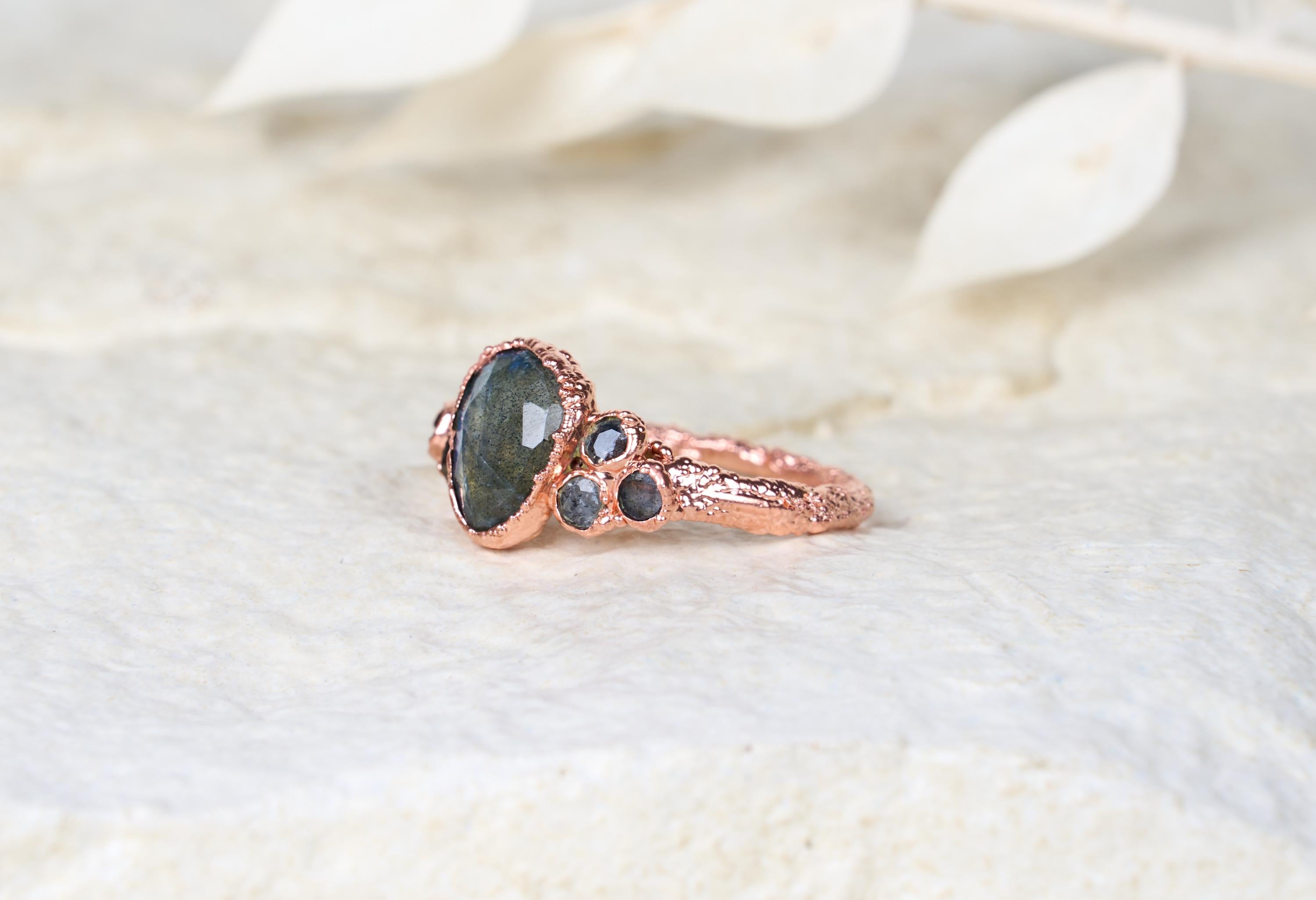 Anello con labradorite e diamanti grezzi, Set di fidanzamento alternativo boho, Gioielli rustici con pietre e cristalli naturali.