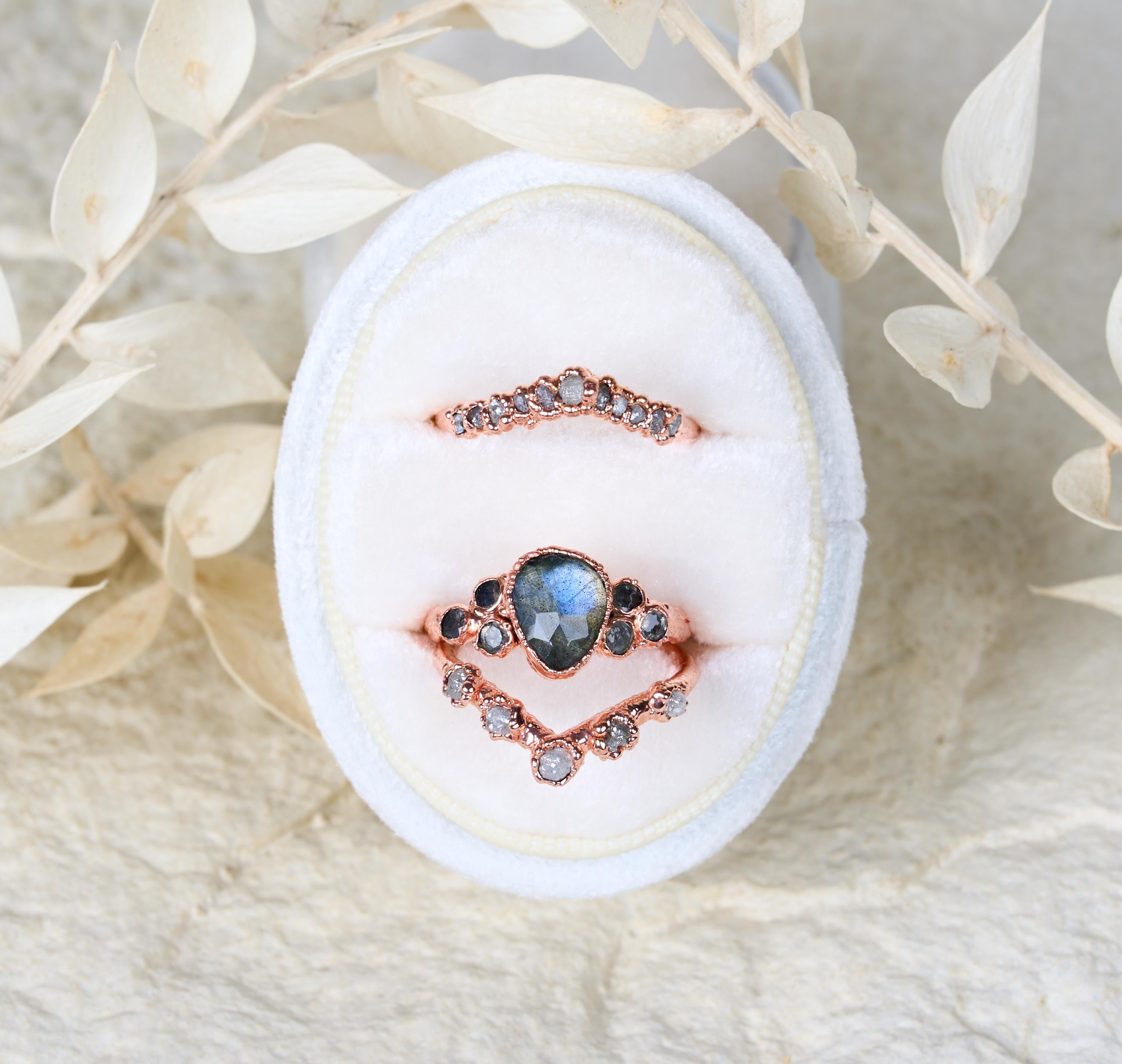 Anello con labradorite e diamanti grezzi, Set di fidanzamento alternativo boho, Gioielli rustici con pietre e cristalli naturali.