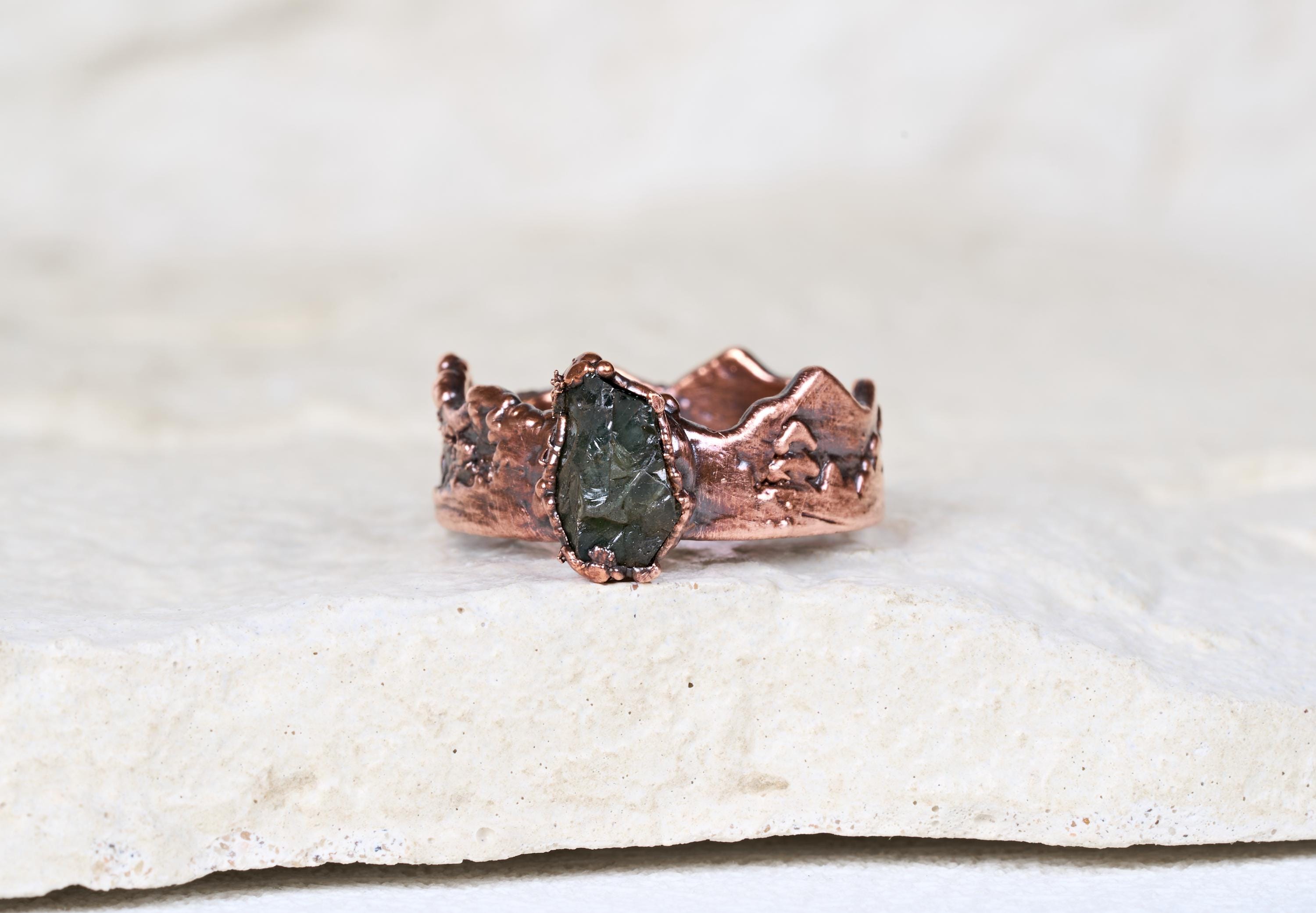 Anello Montagna con zaffiro verde grezzo. Fedina da uomo con pietra naturale. Idea regalo per amanti della natura. Gioielli tema foresta.