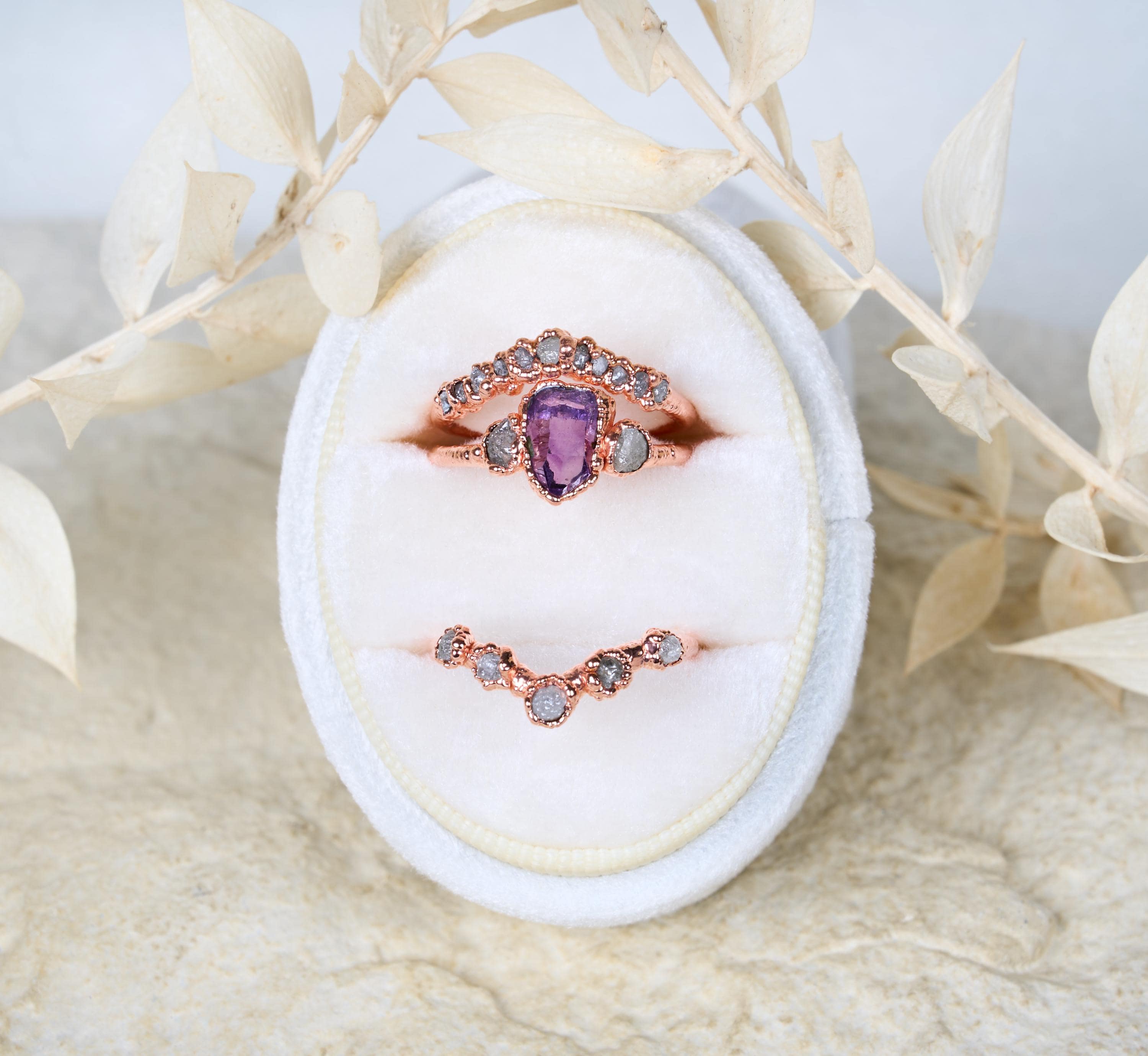 Anello con ametista Vera Cruz e diamanti grezzi, Set di fidanzamento alternativo boho, Gioielli rustici con pietre e cristalli naturali.
