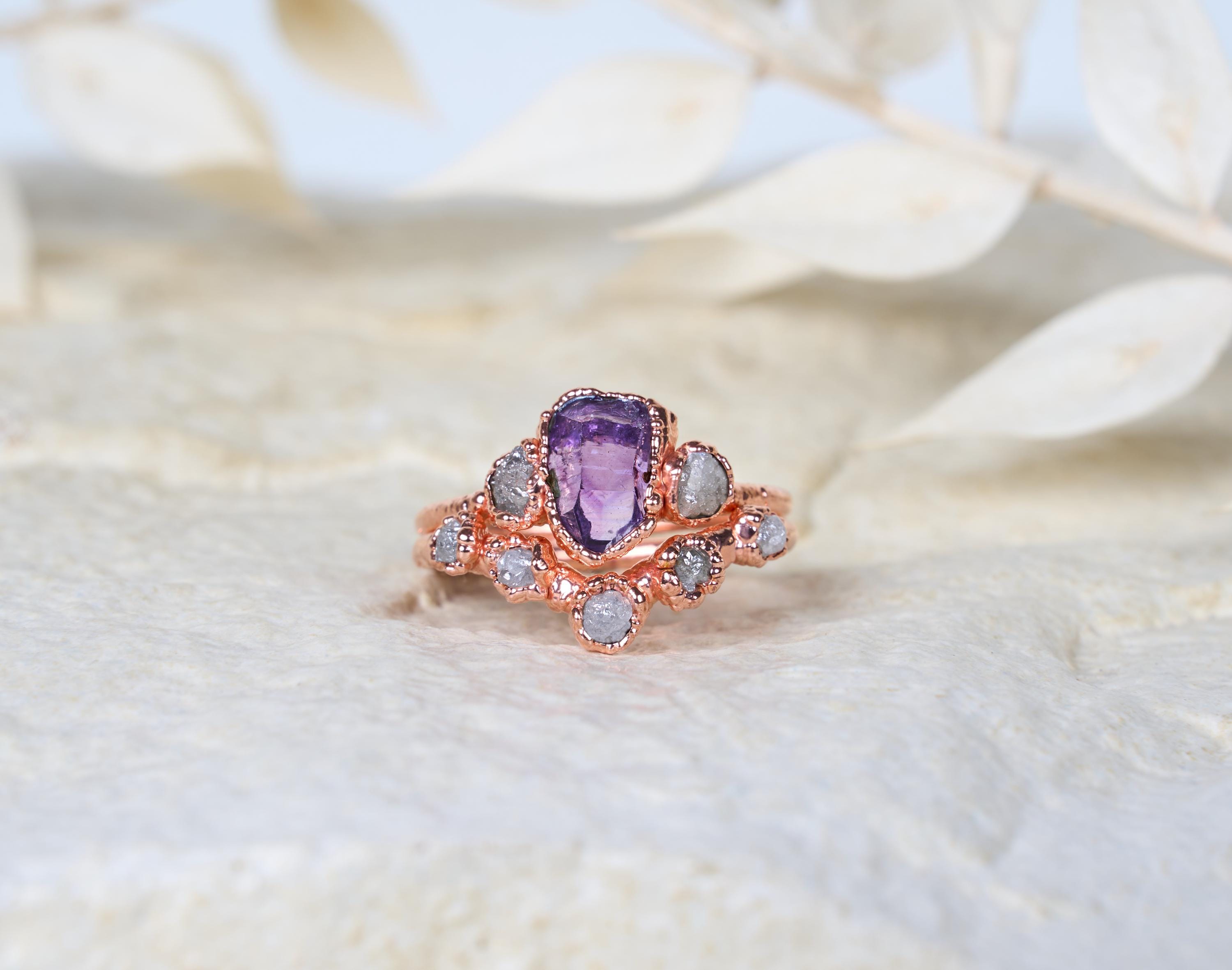 Anello con ametista Vera Cruz e diamanti grezzi, Set di fidanzamento alternativo boho, Gioielli rustici con pietre e cristalli naturali.