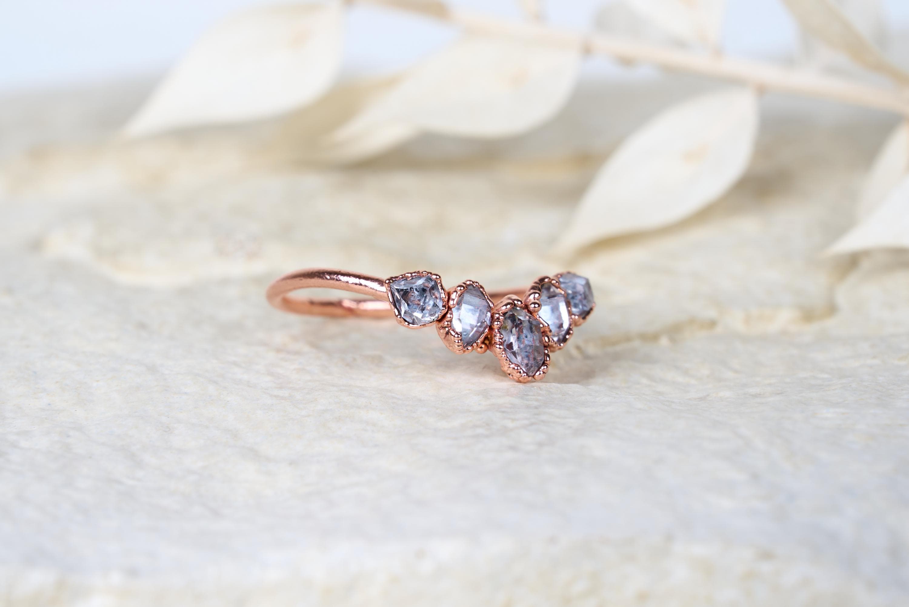 Anello chevron a V con quarzi diamanti Herkimer, Fedina curva boho con cristalli grezzi, Anello nuziale alternativo con pietre naturali