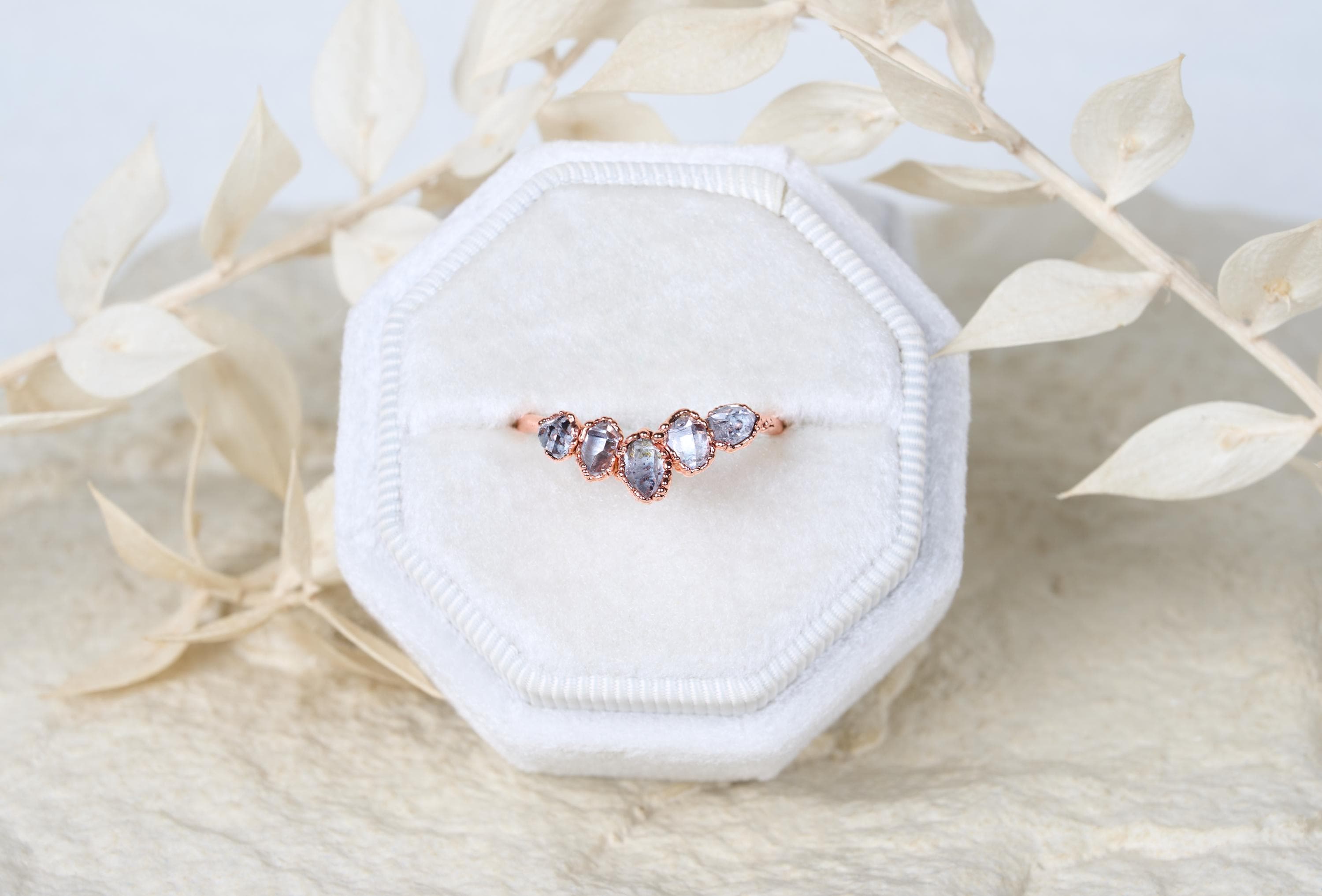 Anello chevron a V con quarzi diamanti Herkimer, Fedina curva boho con cristalli grezzi, Anello nuziale alternativo con pietre naturali
