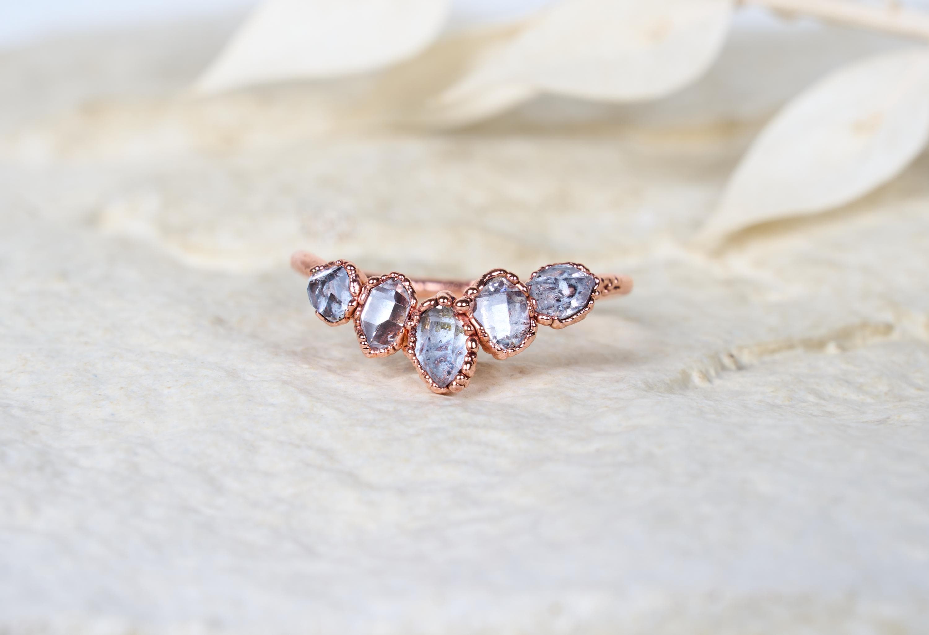 Anello chevron a V con quarzi diamanti Herkimer, Fedina curva boho con cristalli grezzi, Anello nuziale alternativo con pietre naturali