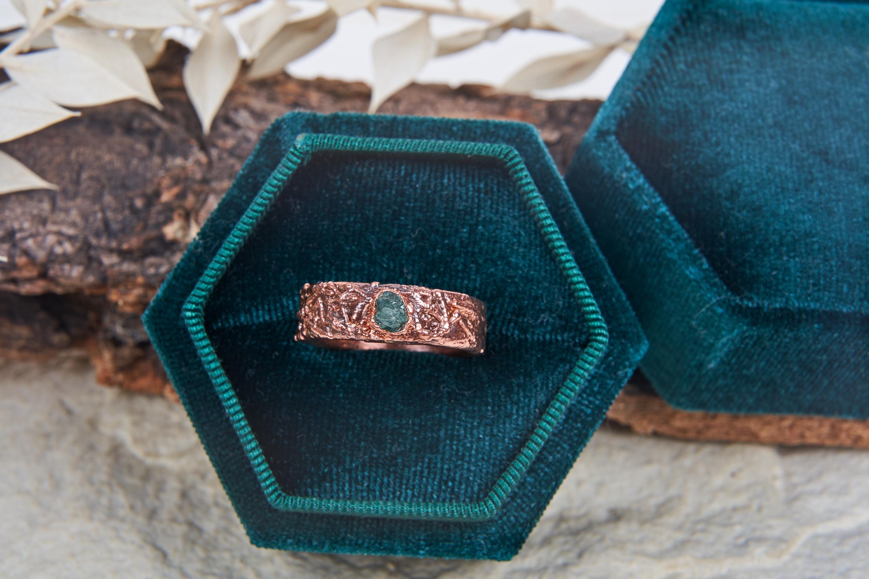 Fedina rustica con smeraldo grezzo, Anello uomo con pietra naturale, Fede da matrimonio o fidanzamento alternativo, Regalo per lui.