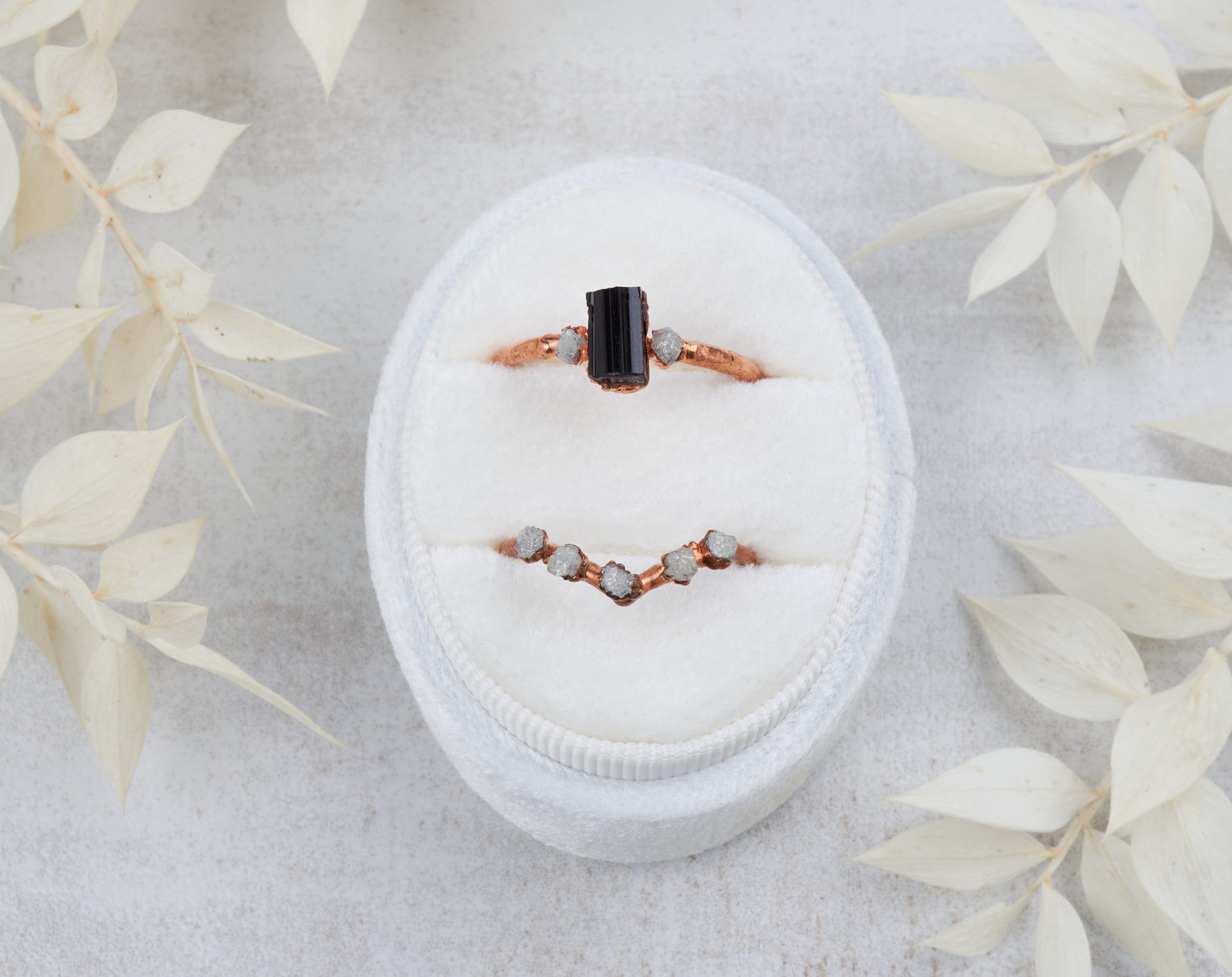 Set di anelli con tormalina nera e diamanti grezzi, Anello di fidanzamento alternativo, Anello pietre grezze, Gioielli eco-friendly boho