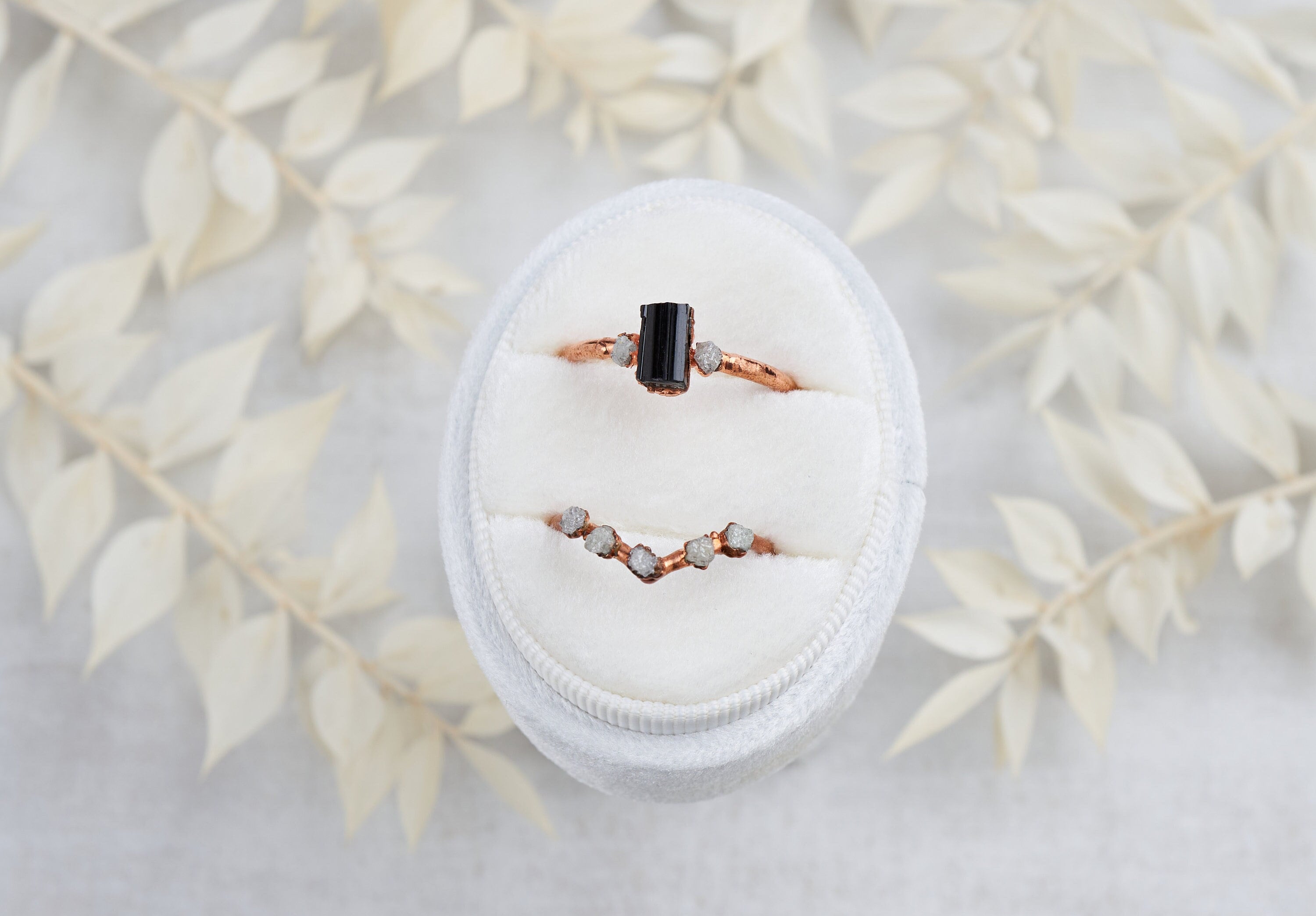 Set di anelli con tormalina nera e diamanti grezzi, Anello di fidanzamento alternativo, Anello pietre grezze, Gioielli eco-friendly boho