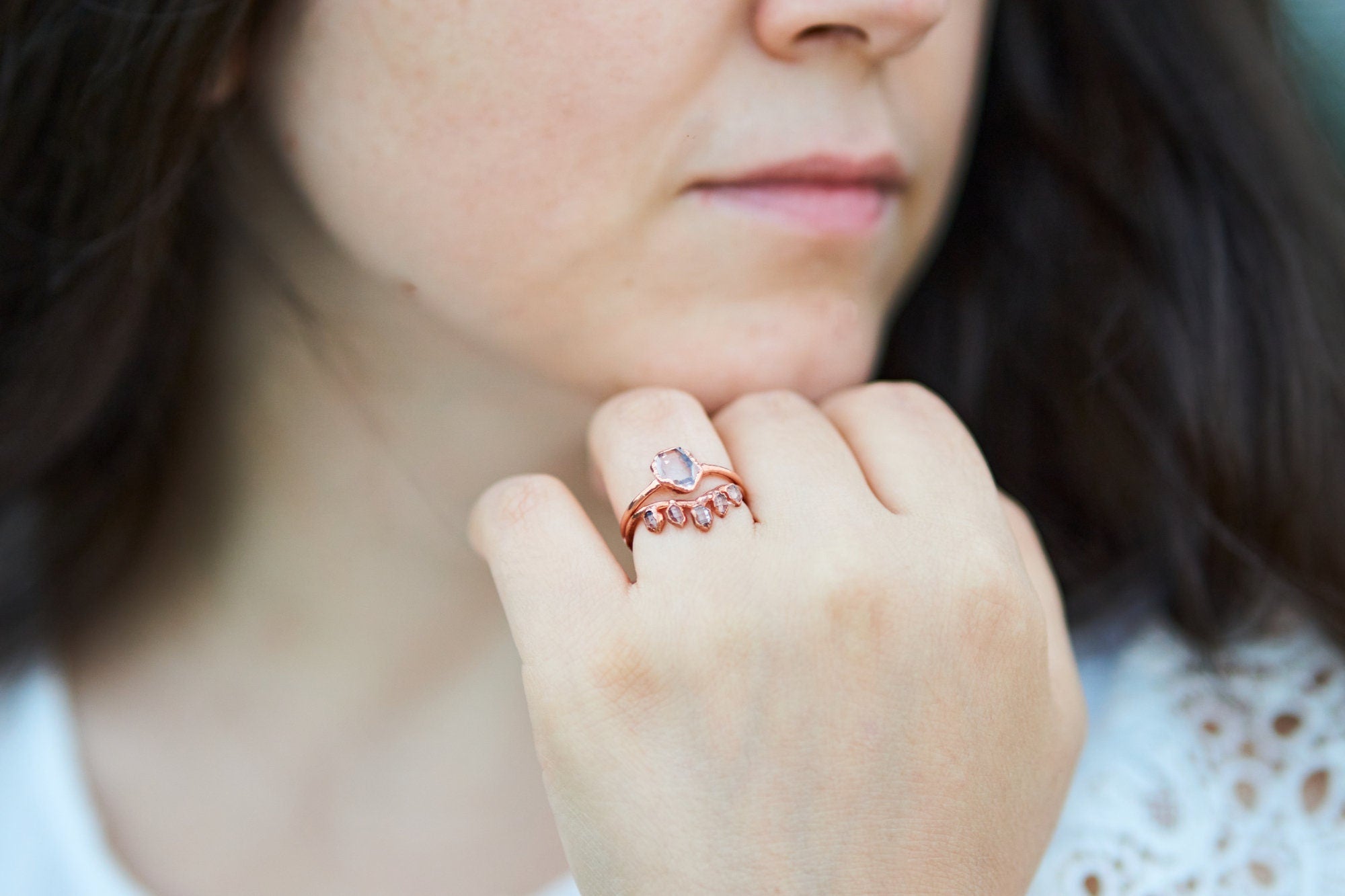 Anello chevron diamanti Herkimer, Fedina curva con pietre grezze, Anello cristallo grezzo, Anello di nozze alternativo boho sovrapponibile