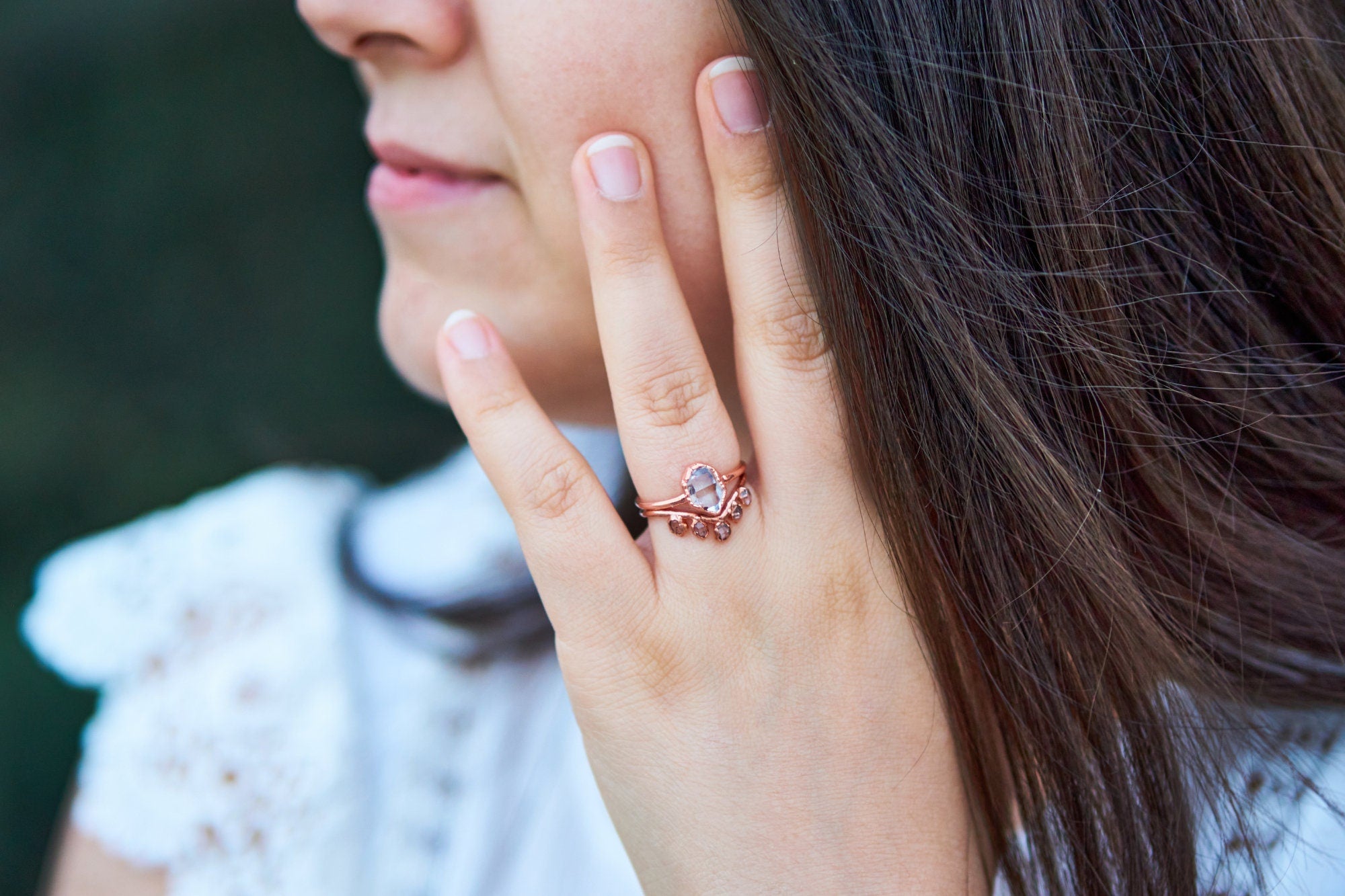 Anello chevron diamanti Herkimer, Fedina curva con pietre grezze, Anello cristallo grezzo, Anello di nozze alternativo boho sovrapponibile