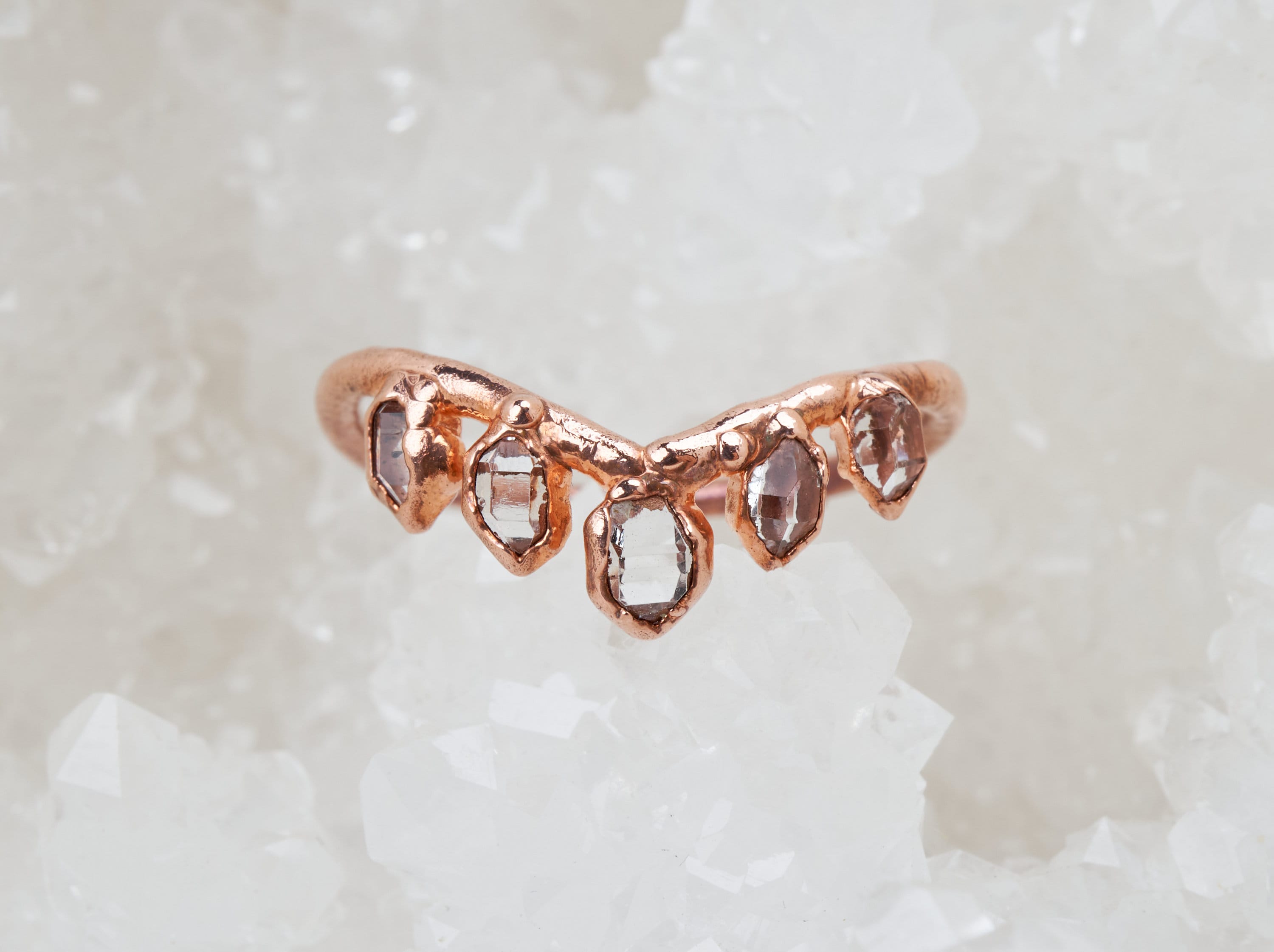 Anello chevron diamanti Herkimer, Fedina curva con pietre grezze, Anello cristallo grezzo, Anello di nozze alternativo boho sovrapponibile