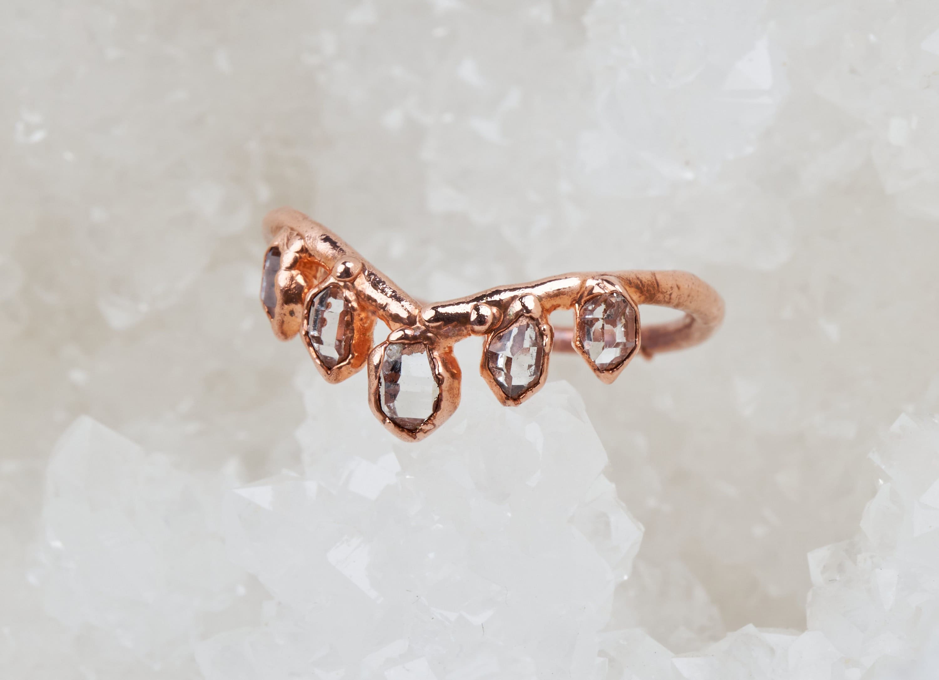 Anello chevron diamanti Herkimer, Fedina curva con pietre grezze, Anello cristallo grezzo, Anello di nozze alternativo boho sovrapponibile