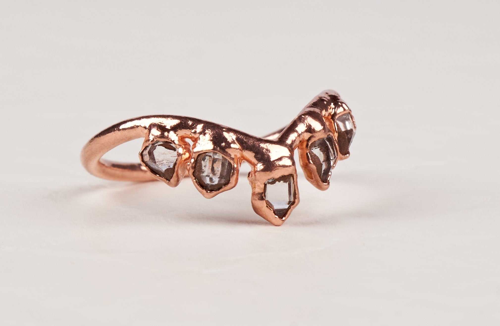 Anello chevron diamanti Herkimer, Fedina curva con pietre grezze, Anello cristallo grezzo, Anello di nozze alternativo boho sovrapponibile