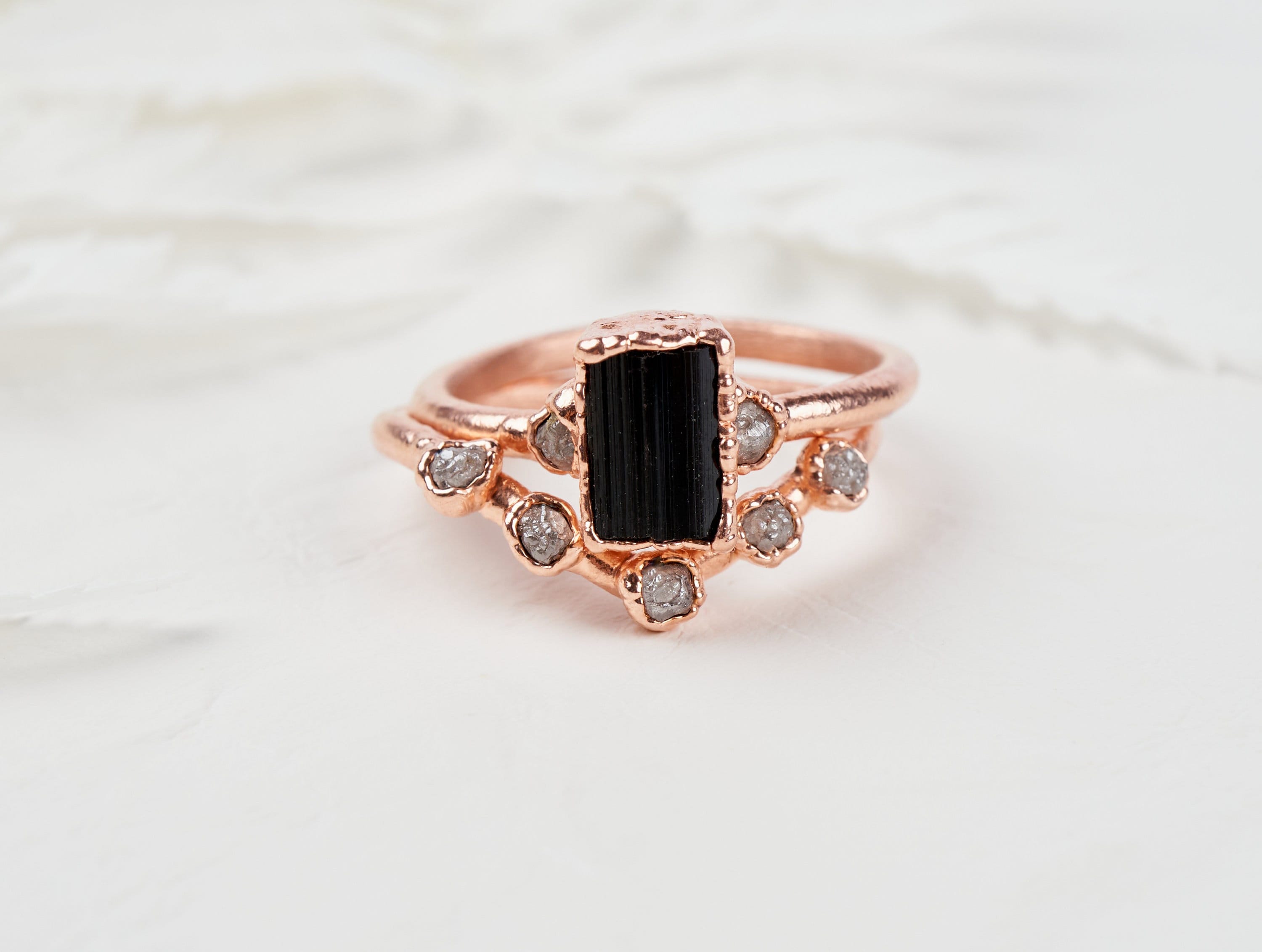 Set di anelli con tormalina nera e diamanti grezzi, Anello di fidanzamento alternativo, Anello pietre grezze, Gioielli eco-friendly boho