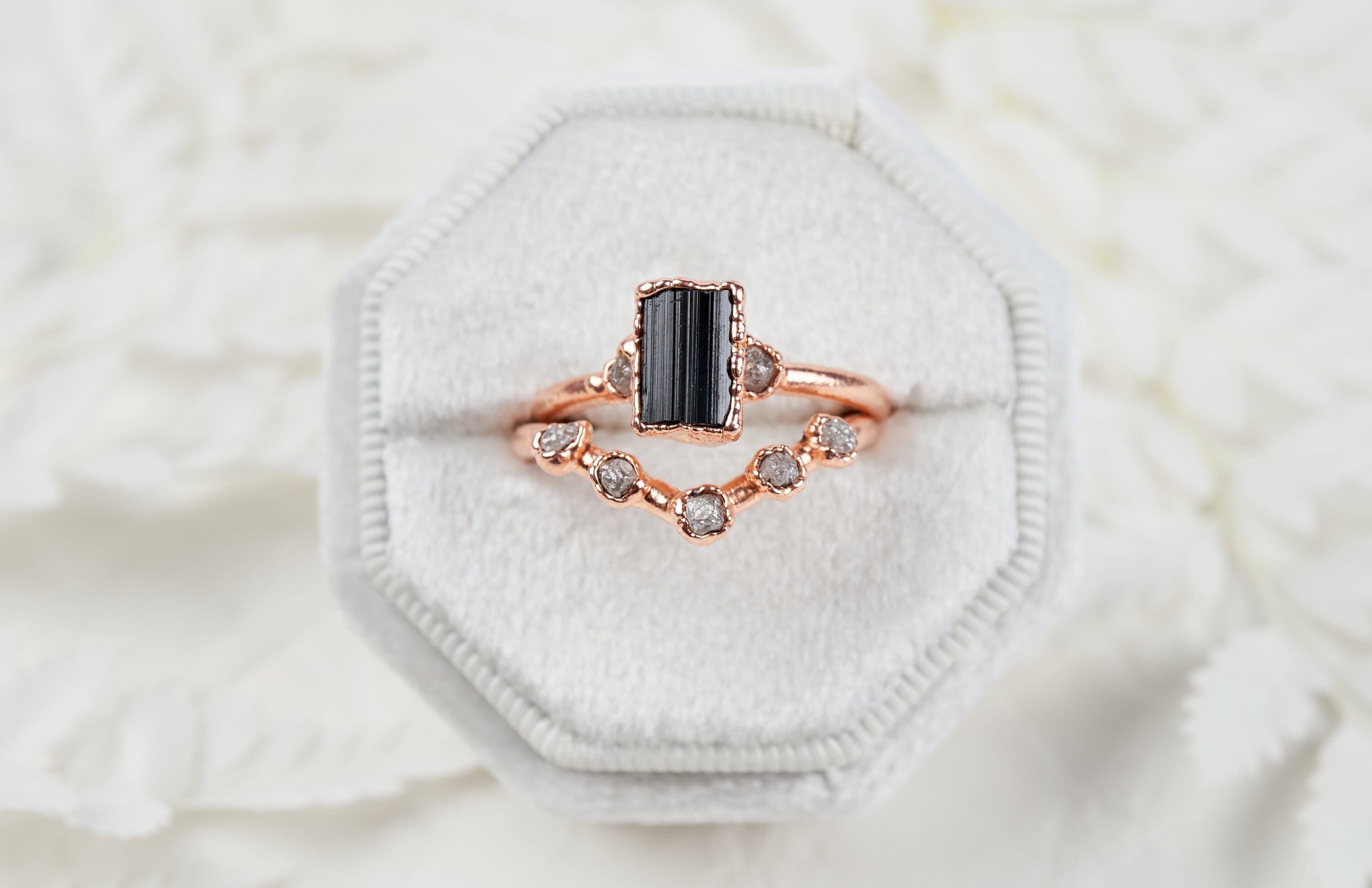 Set di anelli con tormalina nera e diamanti grezzi, Anello di fidanzamento alternativo, Anello pietre grezze, Gioielli eco-friendly boho