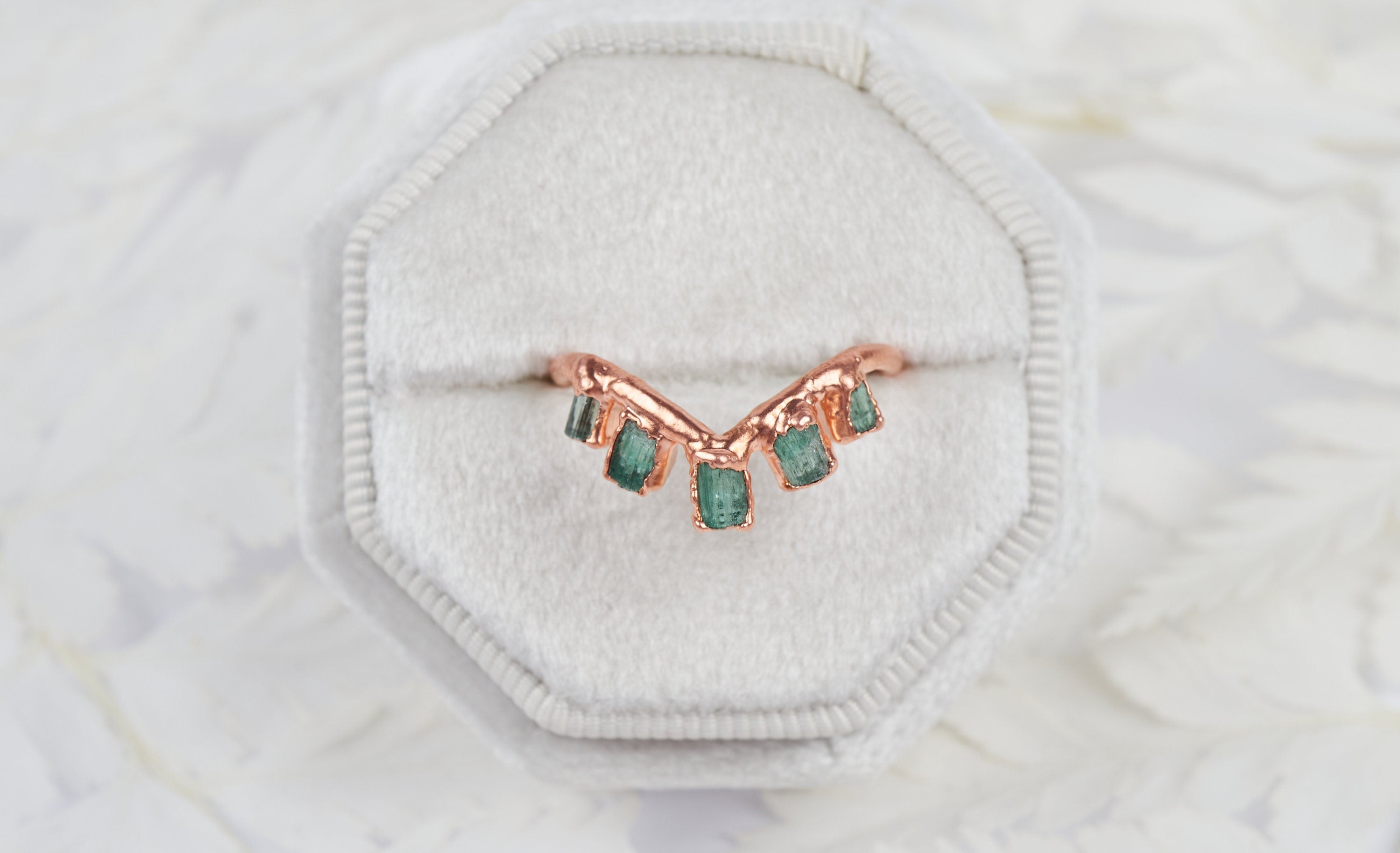 Anello smeraldo grezzo chevron, anello pietra grezza a V, anello di fidanzamento alternativo, anello cristallo naturale verde boho rustico