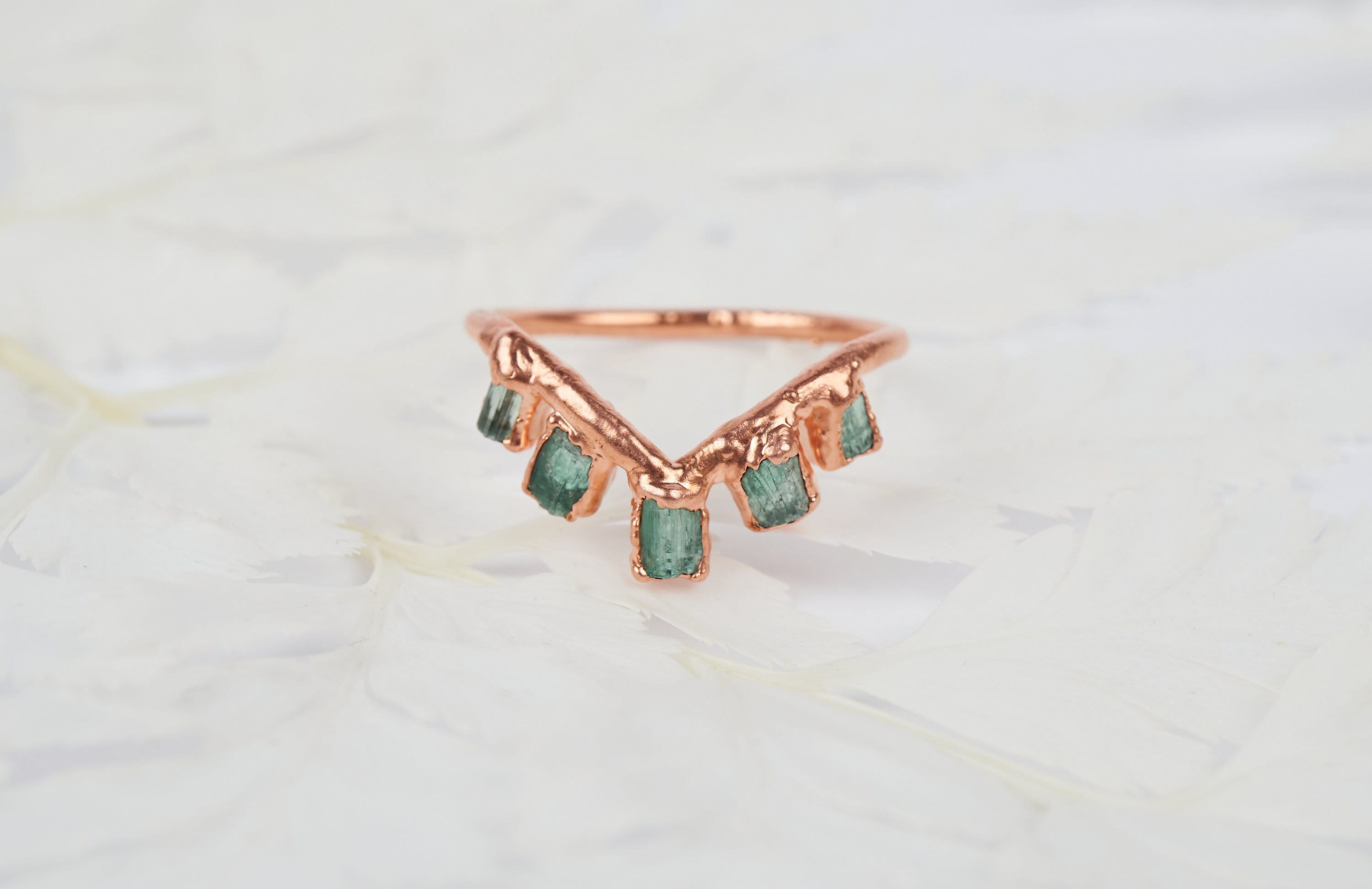 Anello smeraldo grezzo chevron, anello pietra grezza a V, anello di fidanzamento alternativo, anello cristallo naturale verde boho rustico