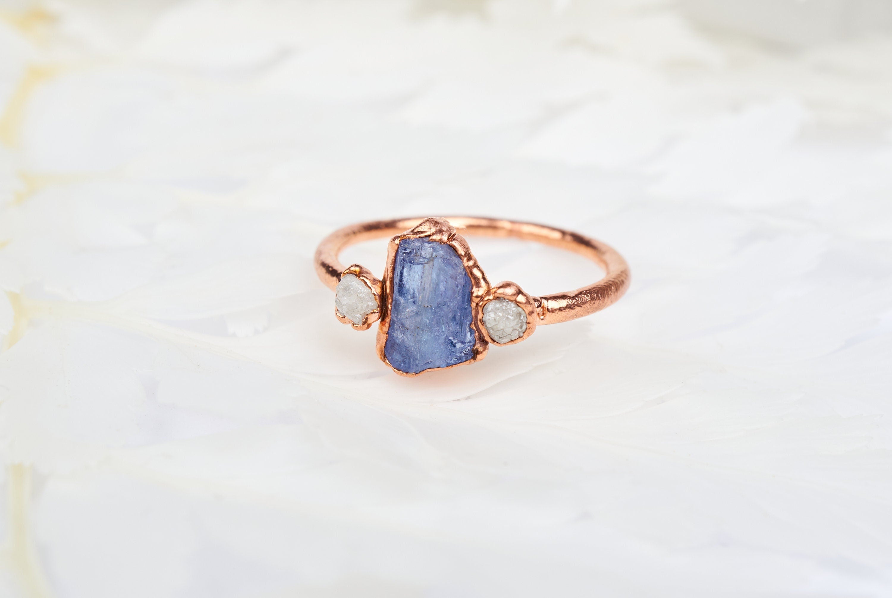 Anello con tanzanite grezza e diamanti, Fidanzamento alternativo, Gioiello rustico in rame elettroformato, unico moderno personalizzato