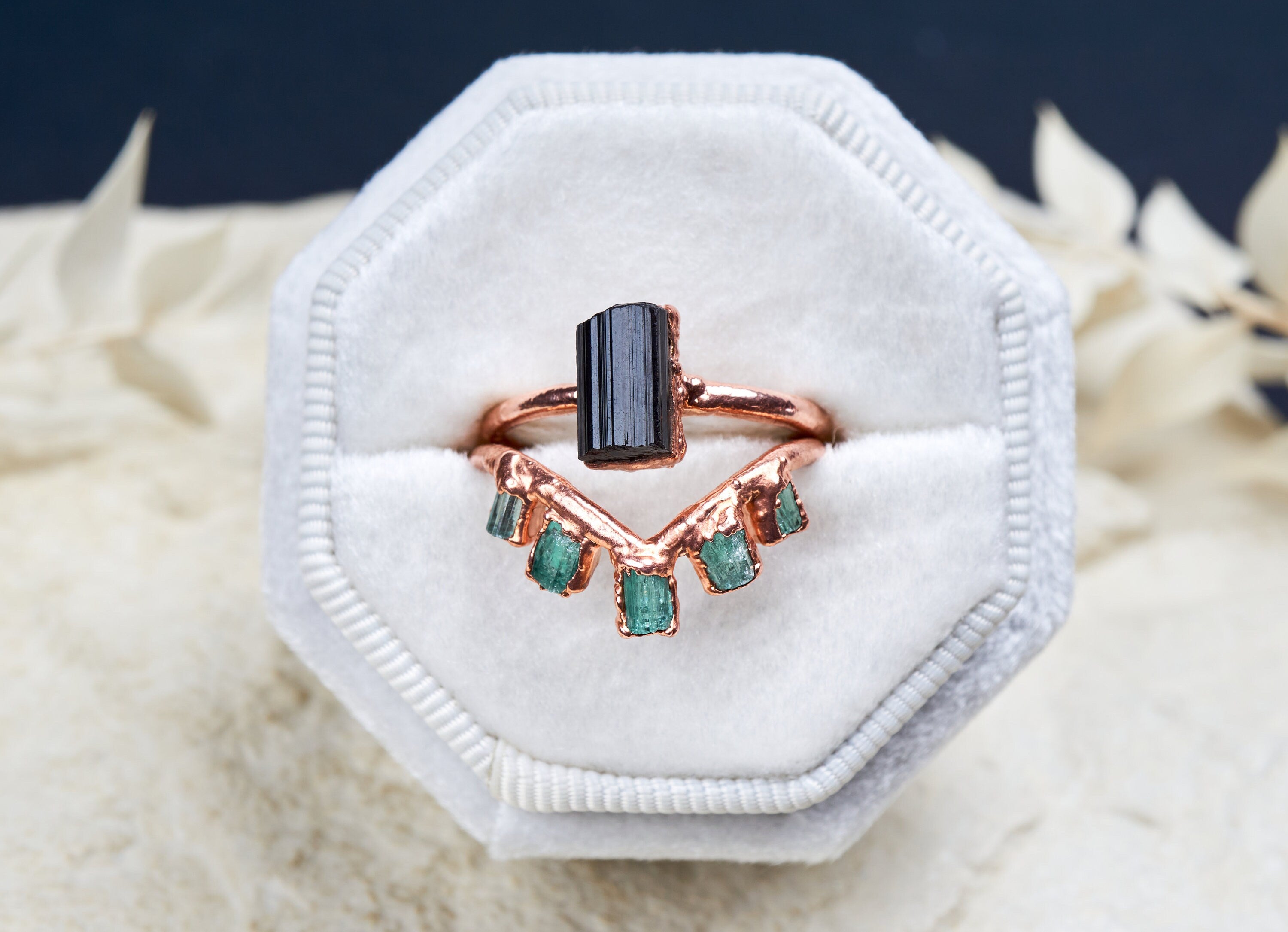 Set di anelli con tormalina nera e smeraldi grezzi, Anello di fidanzamento alternativo con chevron, Gioielli eco-friendly in rame e pietre