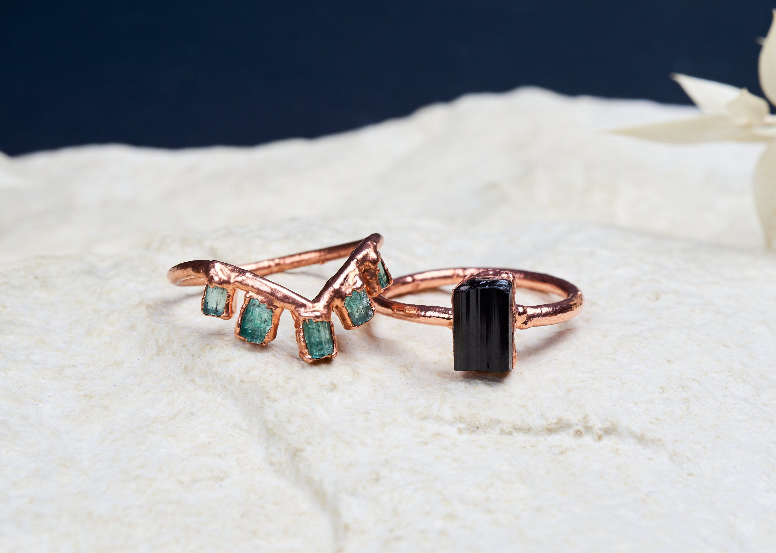 Set di anelli con tormalina nera e smeraldi grezzi, Anello di fidanzamento alternativo con chevron, Gioielli eco-friendly in rame e pietre
