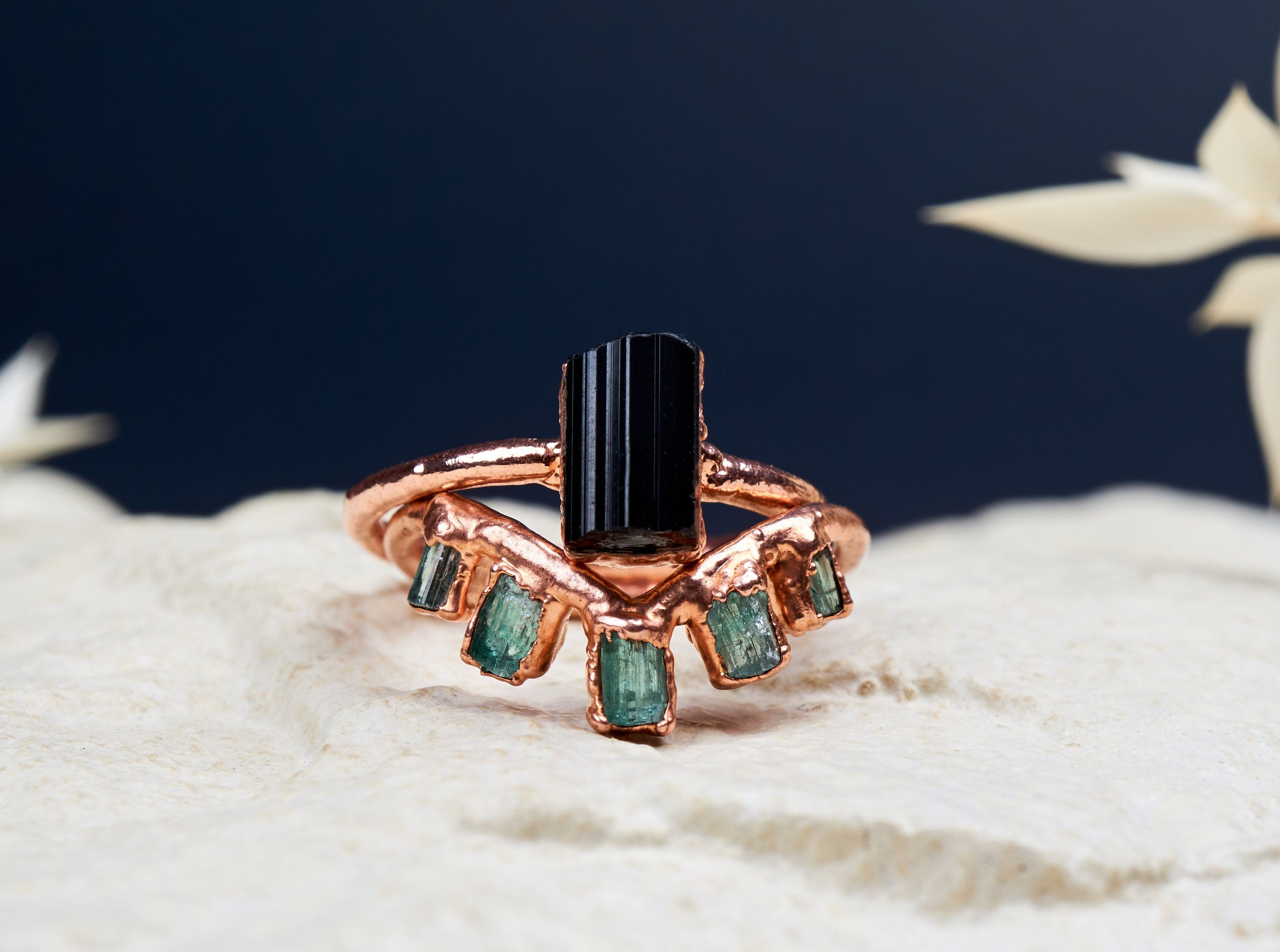 Set di anelli con tormalina nera e smeraldi grezzi, Anello di fidanzamento alternativo con chevron, Gioielli eco-friendly in rame e pietre
