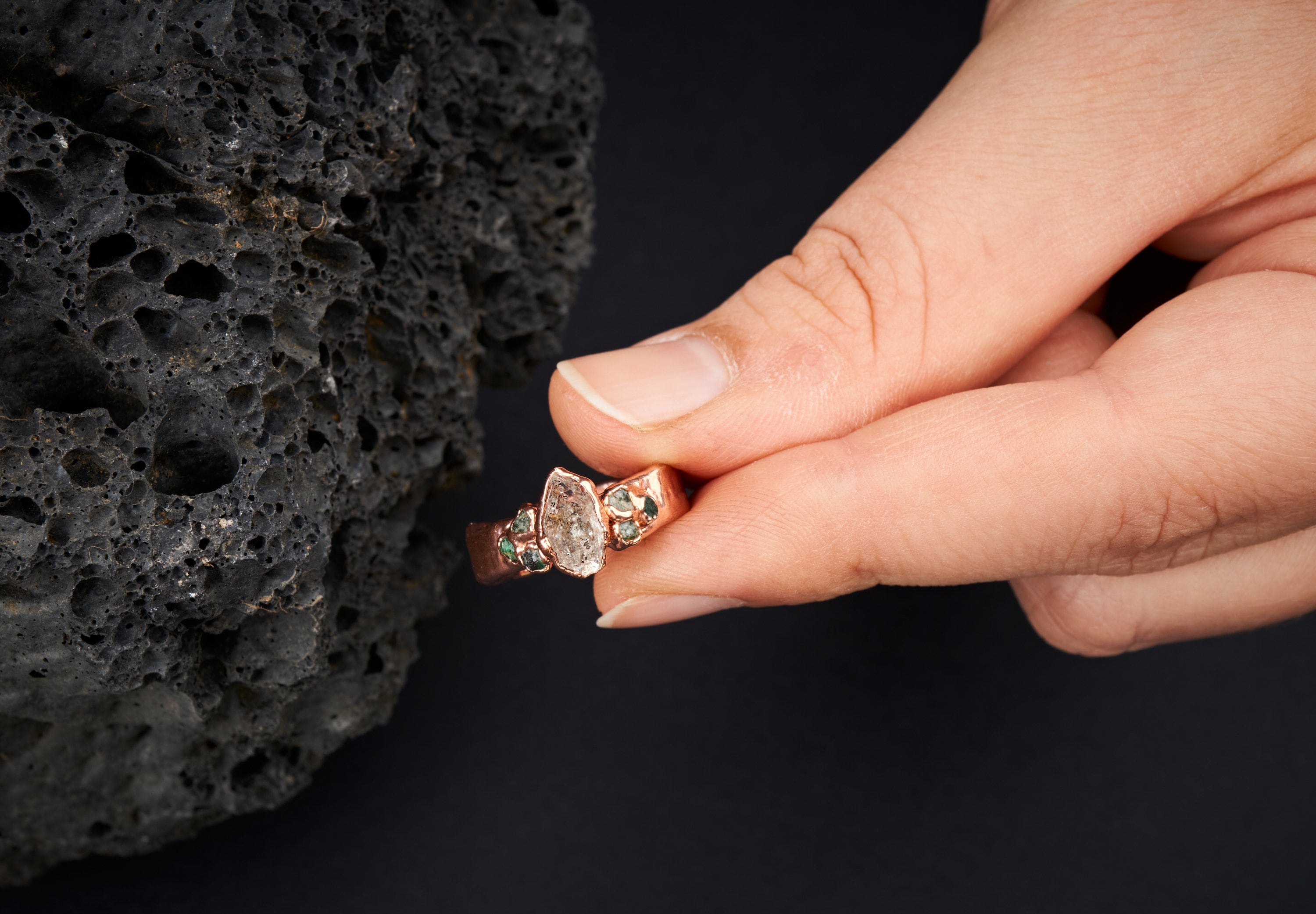 Anello con diamante Herkimer e smeraldi grezzi. Fidanzamento alternativo. Fedina di promessa per lui o lei. Regalo unico con pietre naturali