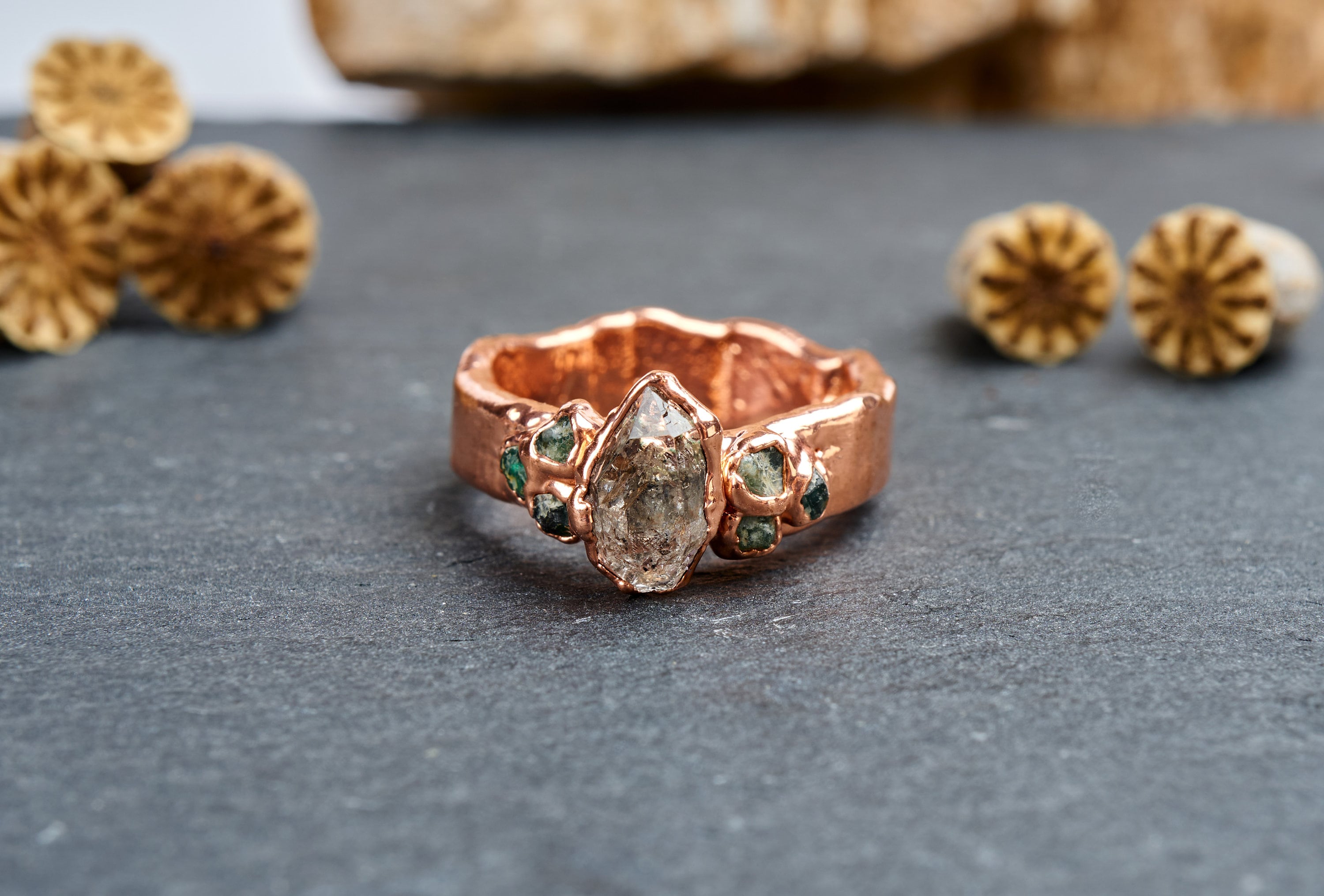 Anello con diamante Herkimer e smeraldi grezzi. Fidanzamento alternativo. Fedina di promessa per lui o lei. Regalo unico con pietre naturali